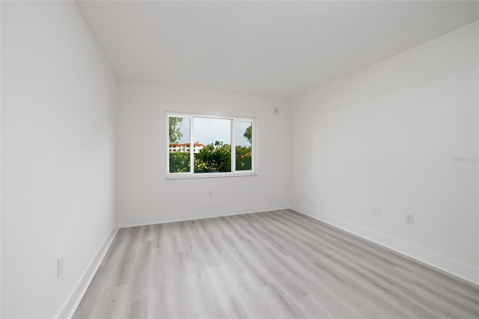 LAKE OVERLOOK APTS - Residential