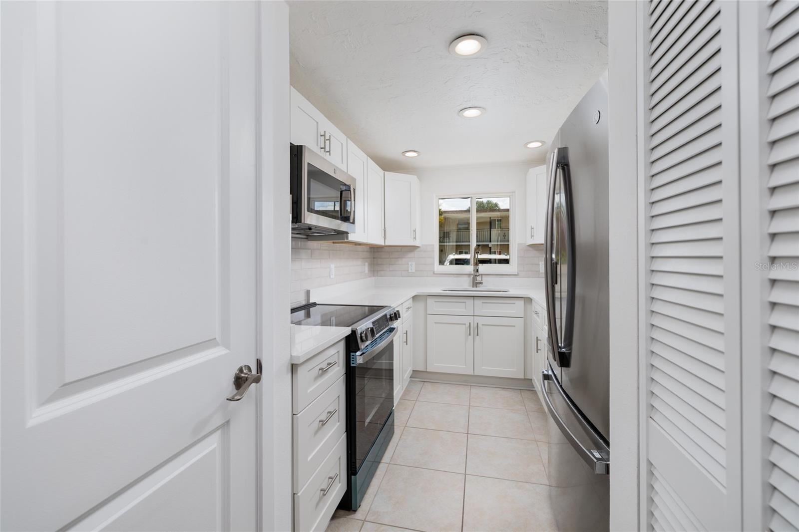 LAKE OVERLOOK APTS - Residential