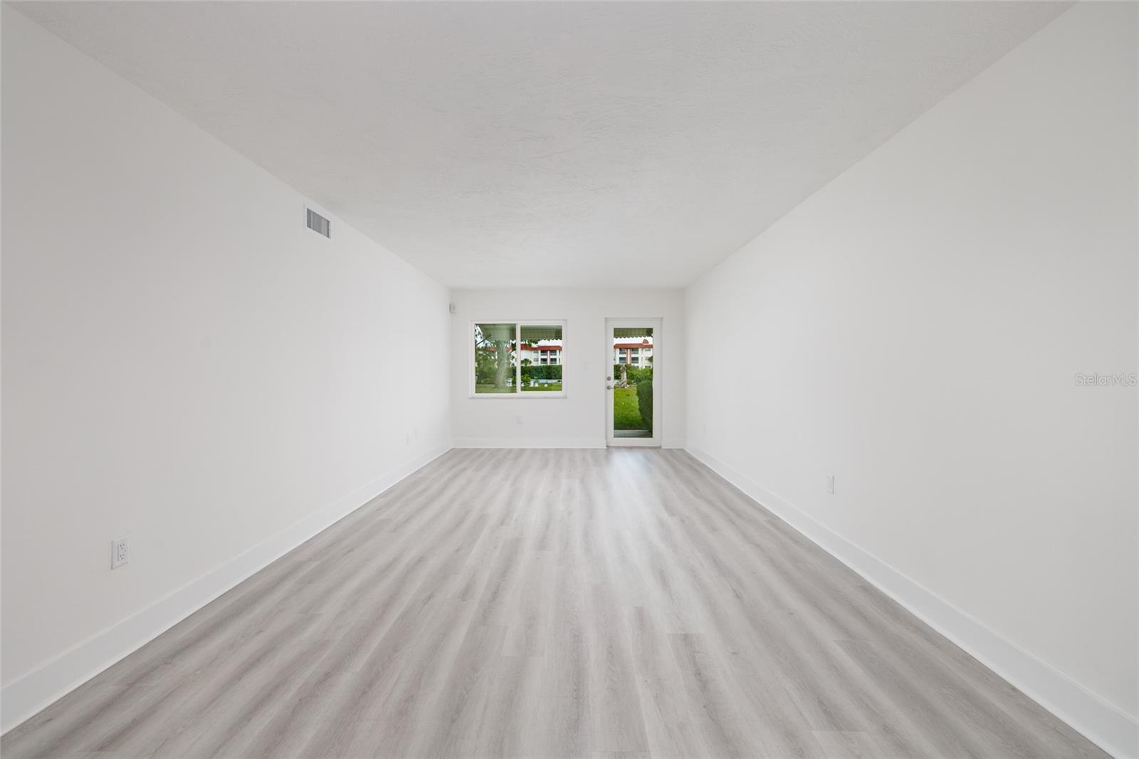 LAKE OVERLOOK APTS - Residential