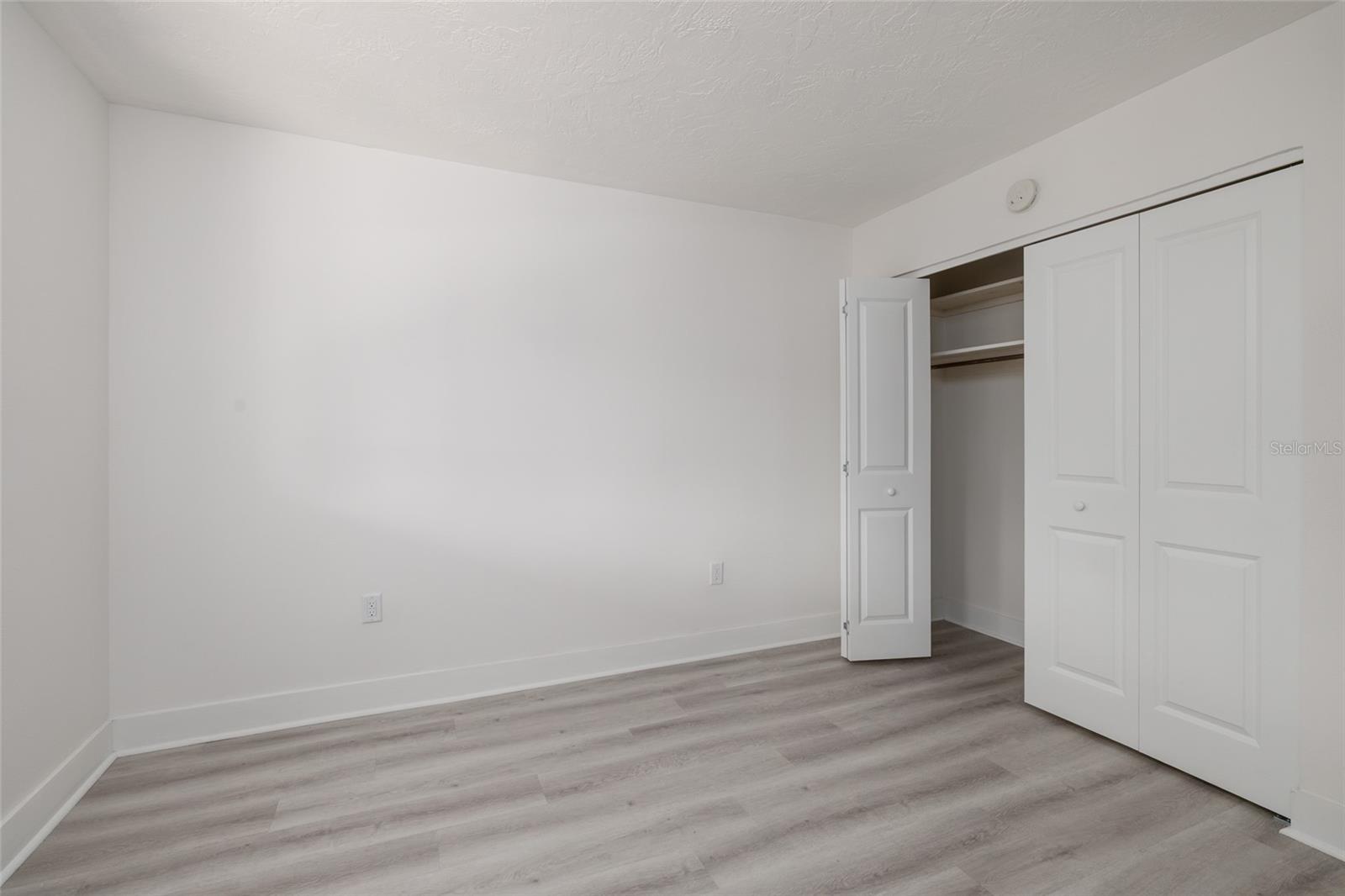 LAKE OVERLOOK APTS - Residential