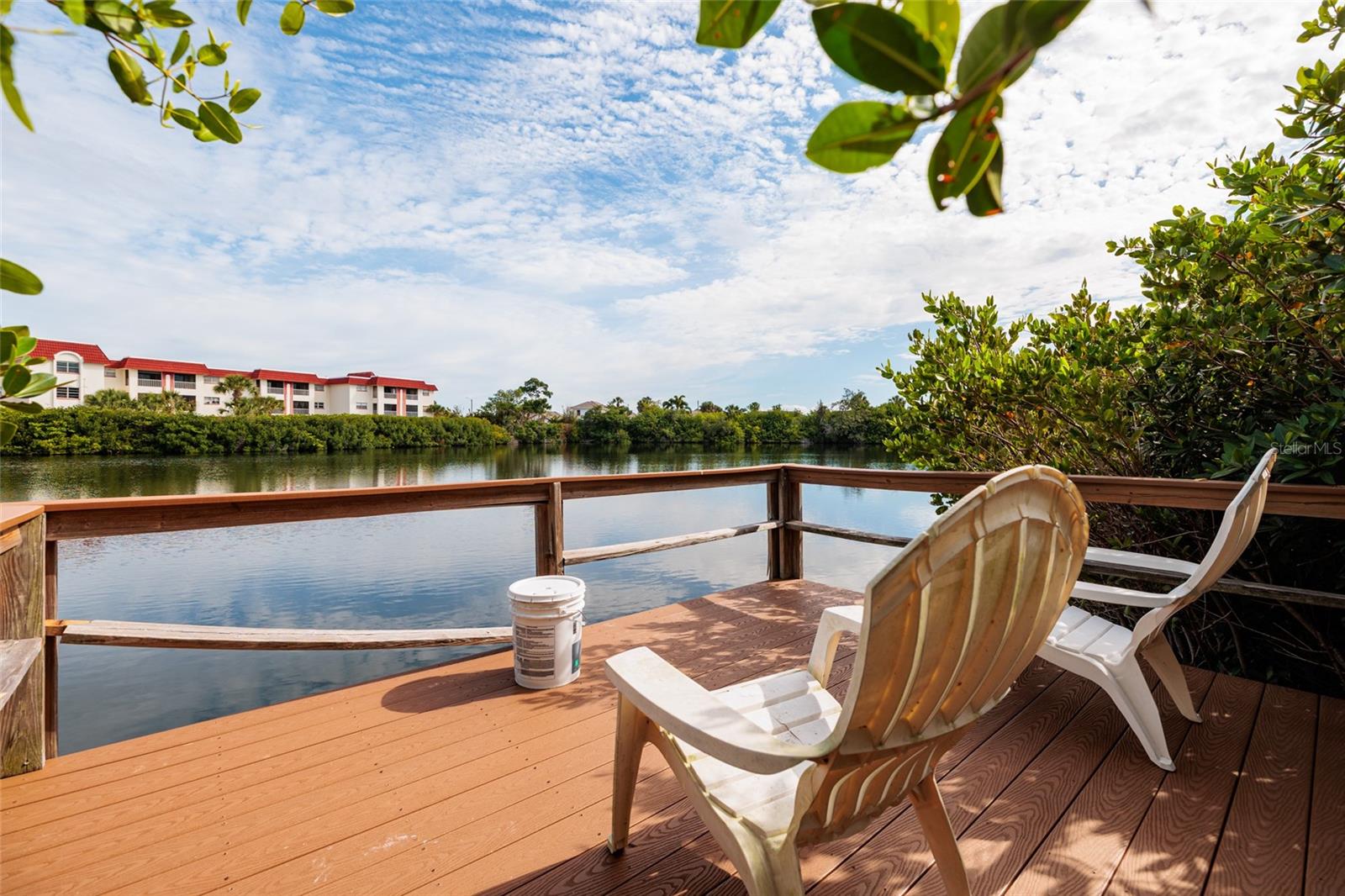 LAKE OVERLOOK APTS - Residential