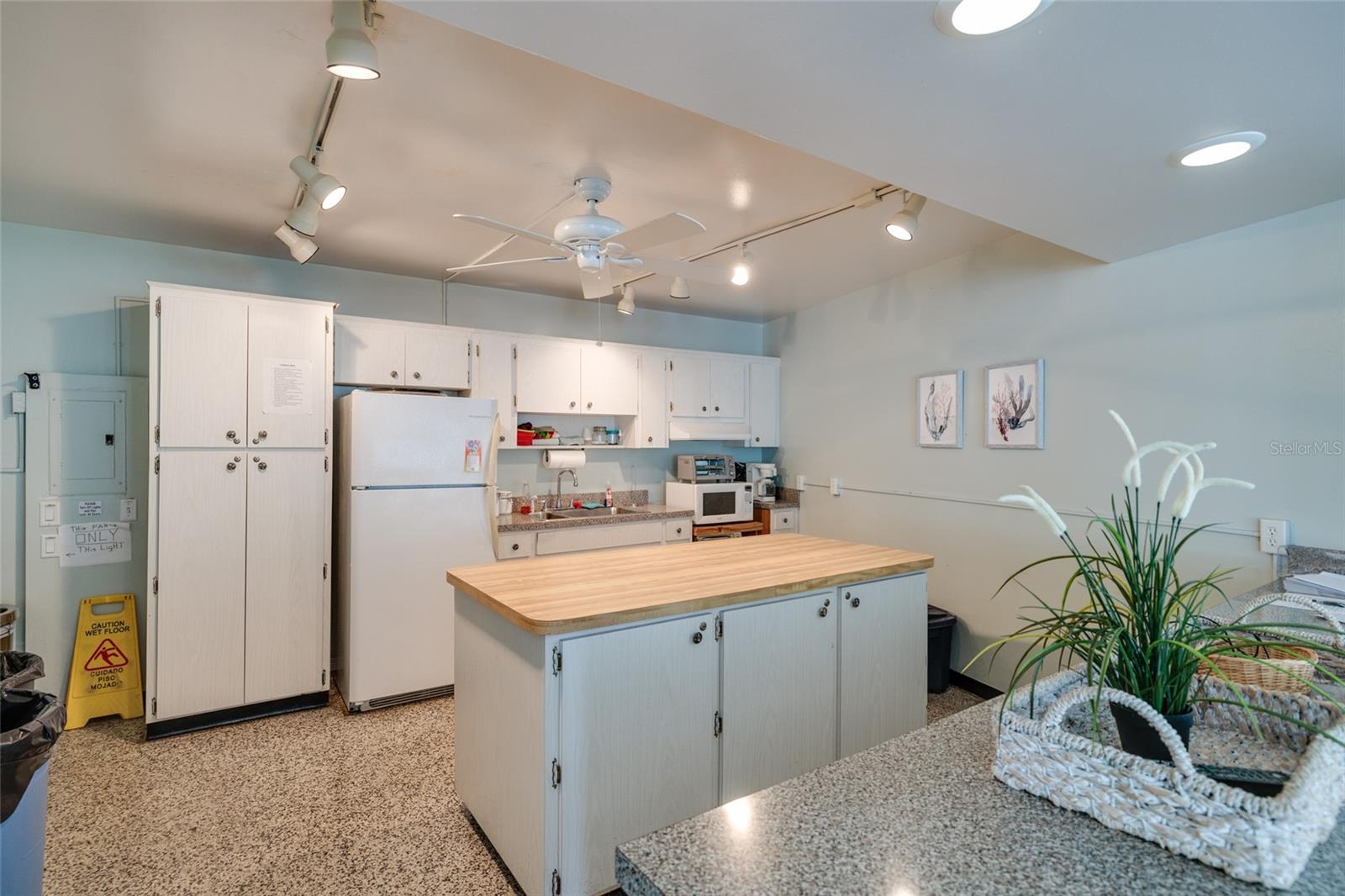 LAKE OVERLOOK APTS - Residential