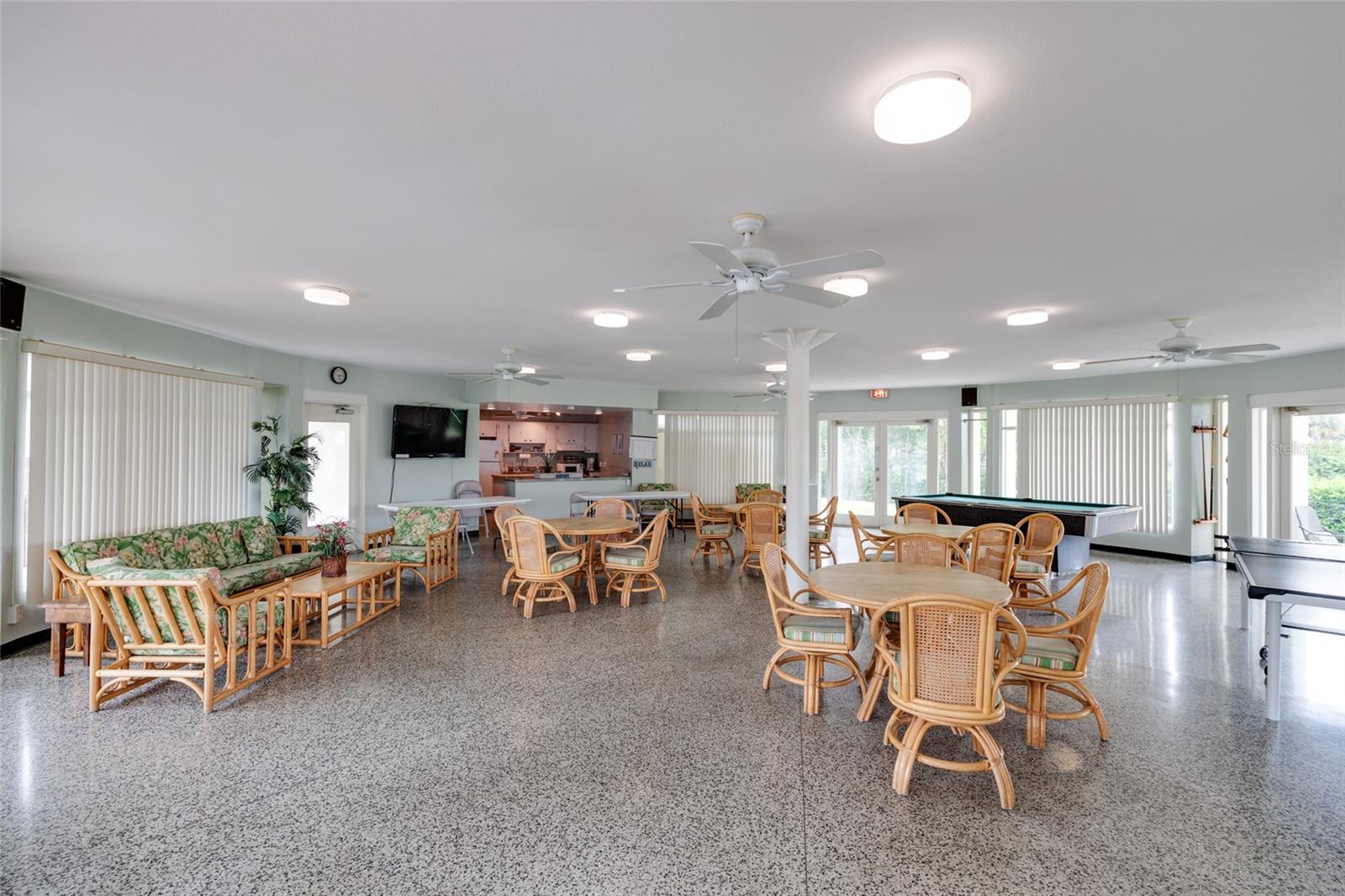 LAKE OVERLOOK APTS - Residential