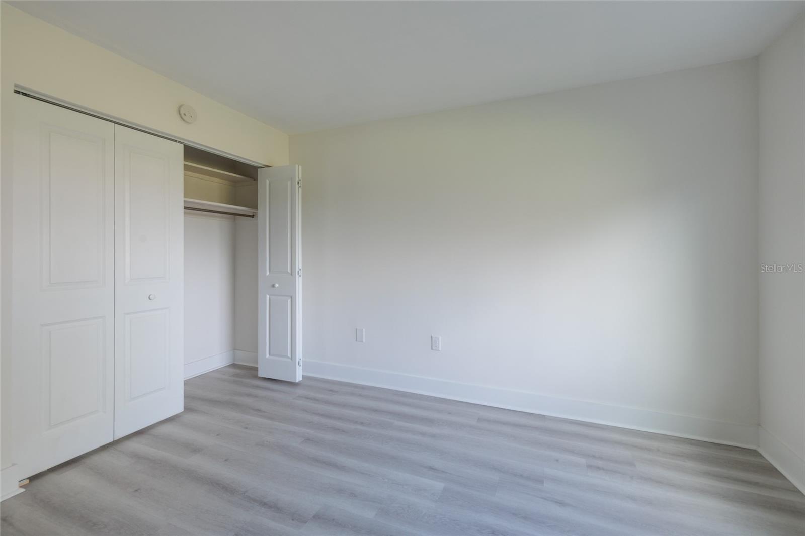 LAKE OVERLOOK APTS - Residential