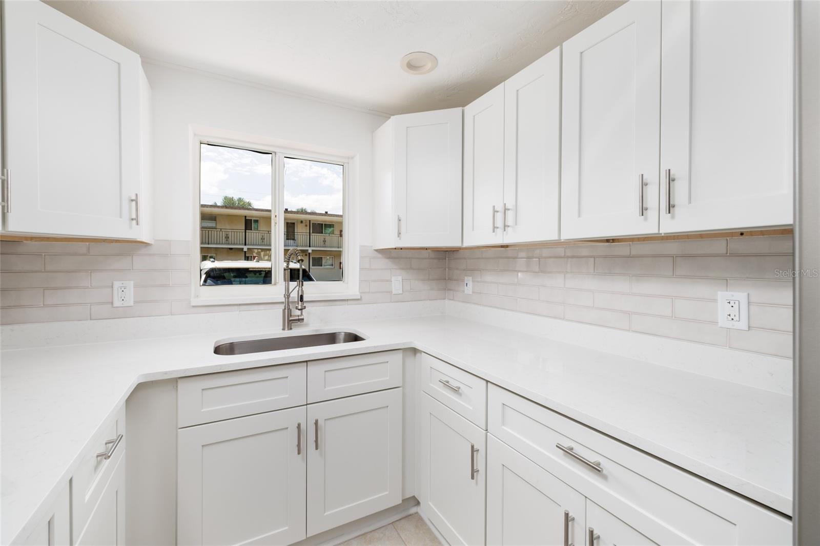 LAKE OVERLOOK APTS - Residential