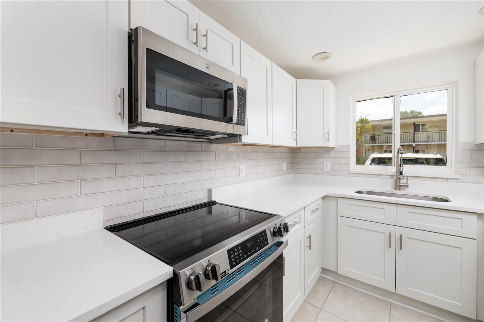 LAKE OVERLOOK APTS - Residential