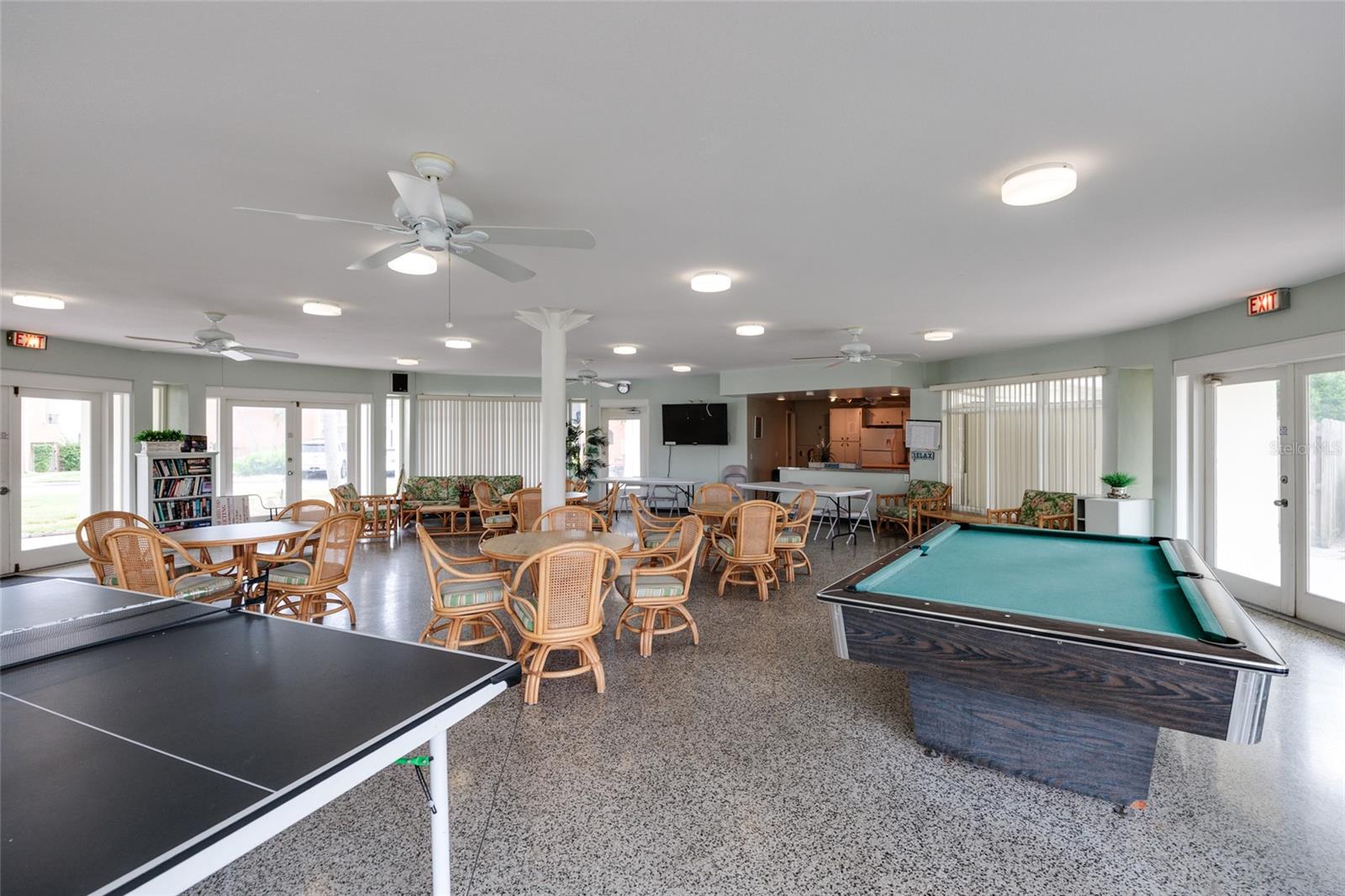 LAKE OVERLOOK APTS - Residential