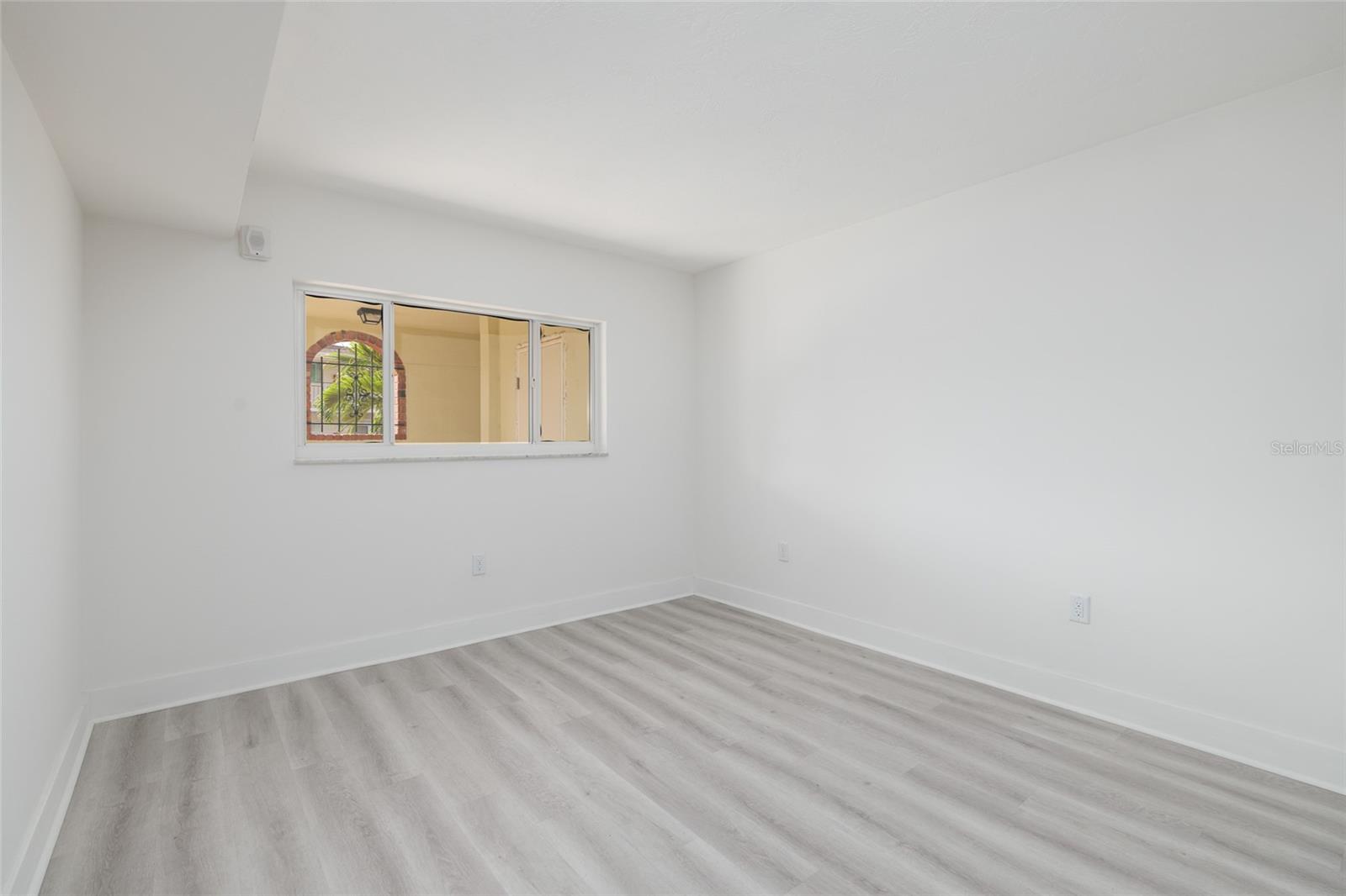 LAKE OVERLOOK APTS - Residential