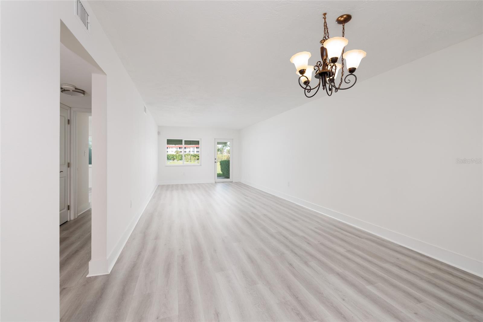 LAKE OVERLOOK APTS - Residential