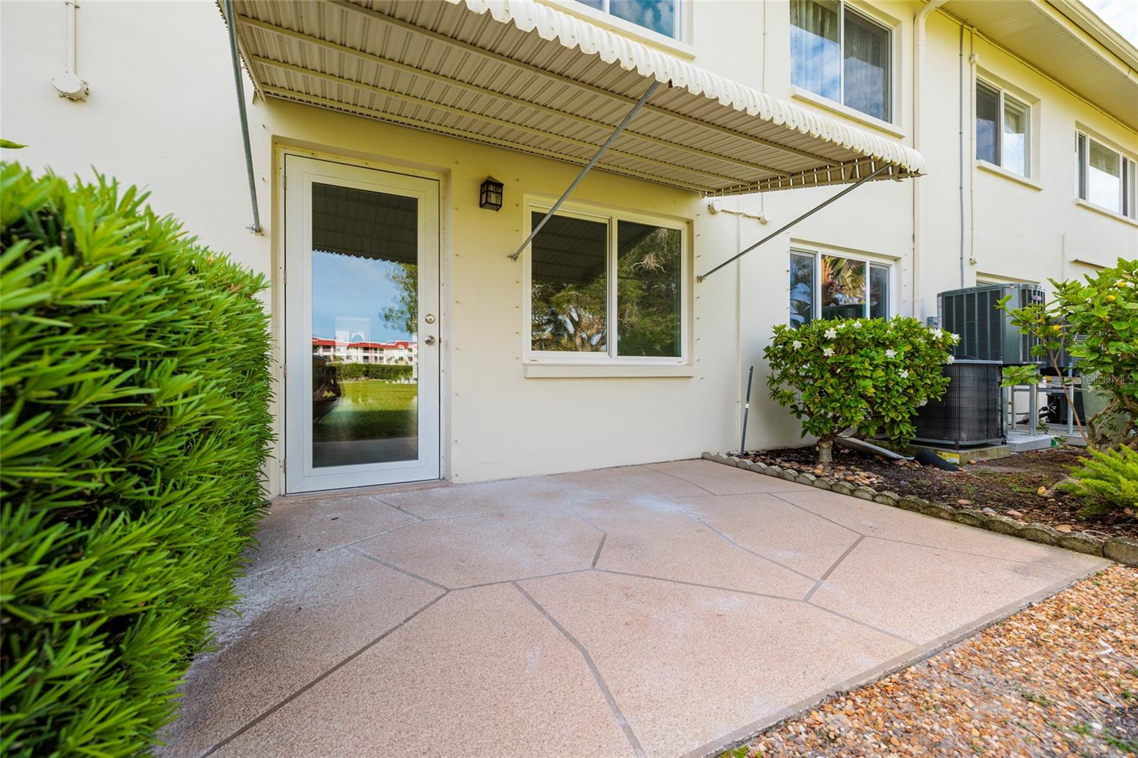 LAKE OVERLOOK APTS - Residential