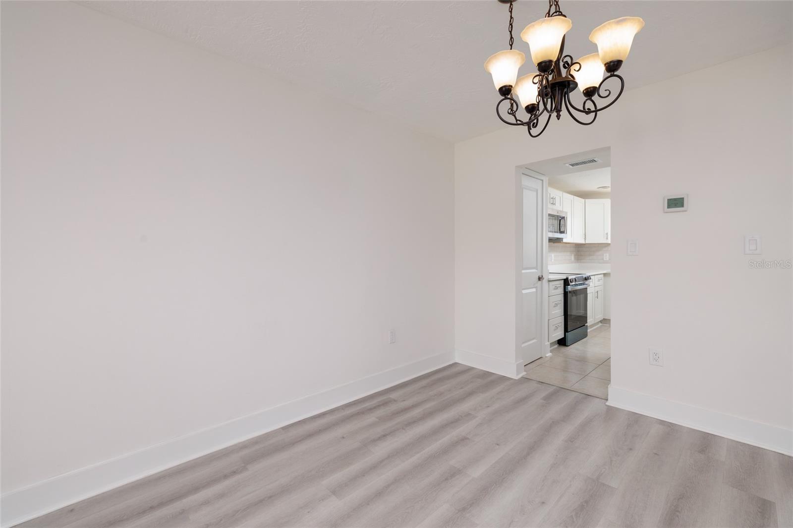 LAKE OVERLOOK APTS - Residential