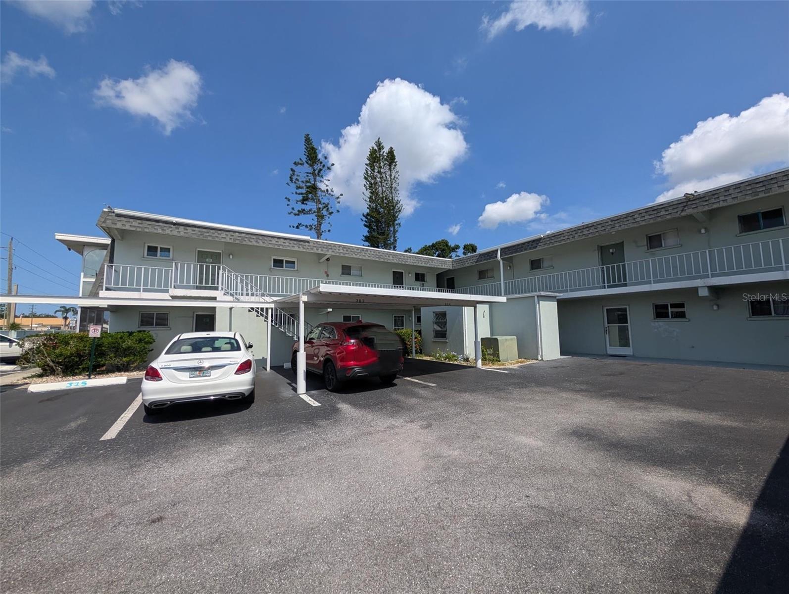 GROUND FLOOR, CORNER CONDO WITH GOLF COURSE VIEW. Renovated Kitchen, new appliances and new carpet in the bedrooms. Centrally located in Sarasota with easy access to beaches, downtown, hospitals, and interstate.
