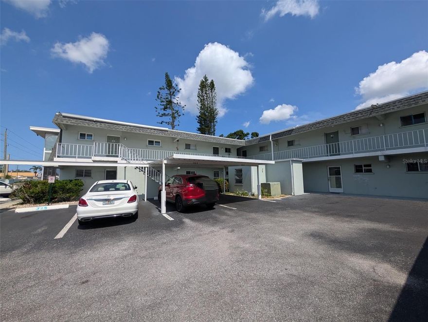 GROUND FLOOR, CORNER CONDO WITH GOLF COURSE VIEW. Renovated Kitchen, new appliances and new carpet in the bedrooms. Centrally located in Sarasota with easy access to beaches, downtown, hospitals, and interstate.