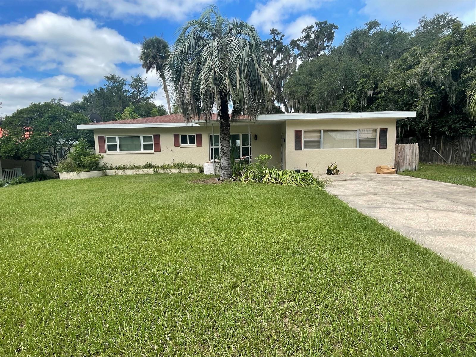 Fully furnished 3-bedroom, 2-bathroom home located in Dunnellon. This property features a functional layout with ample living space, two backyard storage sheds, and a partially fenced yard (fenced on three sides). Conveniently situated near the Rainbow River, local parks, shopping, and dining, this home offers both comfort and accessibility.
Key Features:
3 Bedrooms / 2 Bathrooms
Fully furnished and move-in ready
Two storage sheds in backyard
Yard fenced on three sides
Close to Rainbow River, parks, shopping, and dining