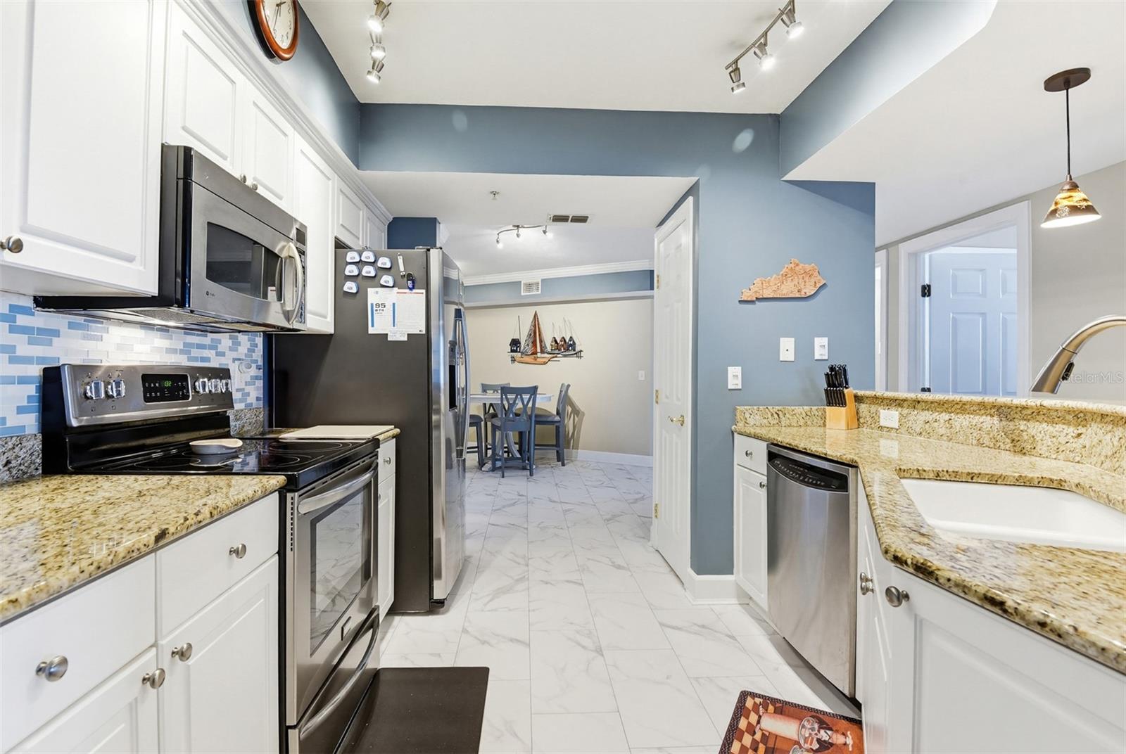 TOWERS GRANDE CONDO - Residential