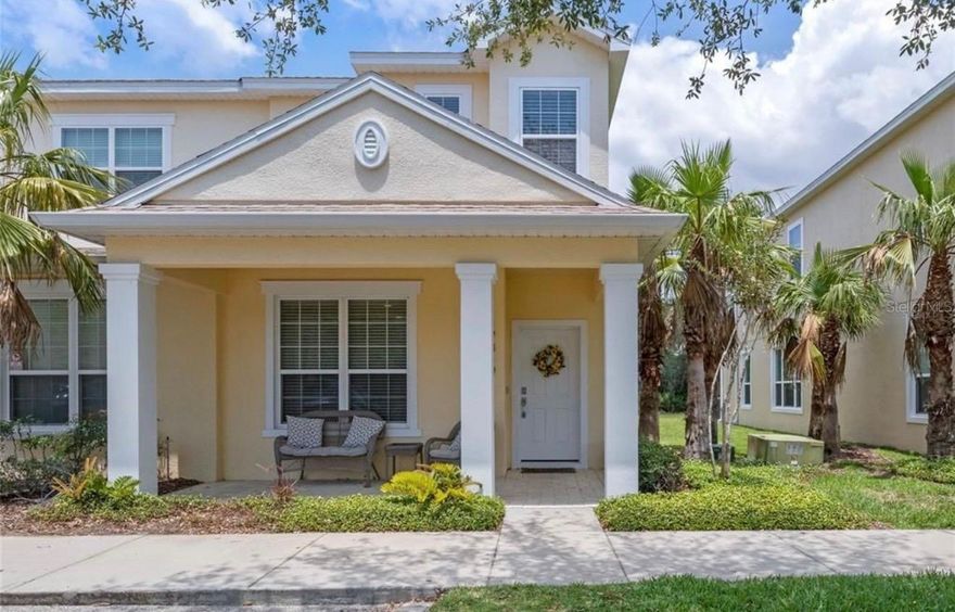 Beautiful corner semi-detached house, fully furnished, with 3 bedrooms, 3 full bathrooms and a private pool.

The residence features a charming entrance porch and, in the living room, sliding doors that provide access to the outdoor area with a pool and covered veranda, perfect for relaxing or entertaining guests.

The spacious open-concept living room is integrated with the kitchen, which offers 42-inch wood cabinets, stone countertops with a waterfall effect, and all the necessary stainless steel appliances, combining elegance and functionality.

The master suite, located on the upper floor, has a private bathroom, walk-in closet, and an exclusive balcony overlooking the pool.

The house is situated in an excellent community, which offers a swimming pool, gym, and walking paths, providing comfort and quality of life.

Prime location, just minutes from the main attractions, as well as restaurants, shops, and businesses.

Don't miss this opportunity!