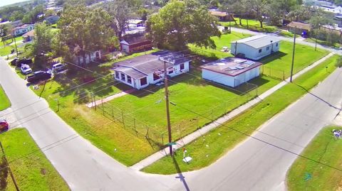 A home in LAKELAND