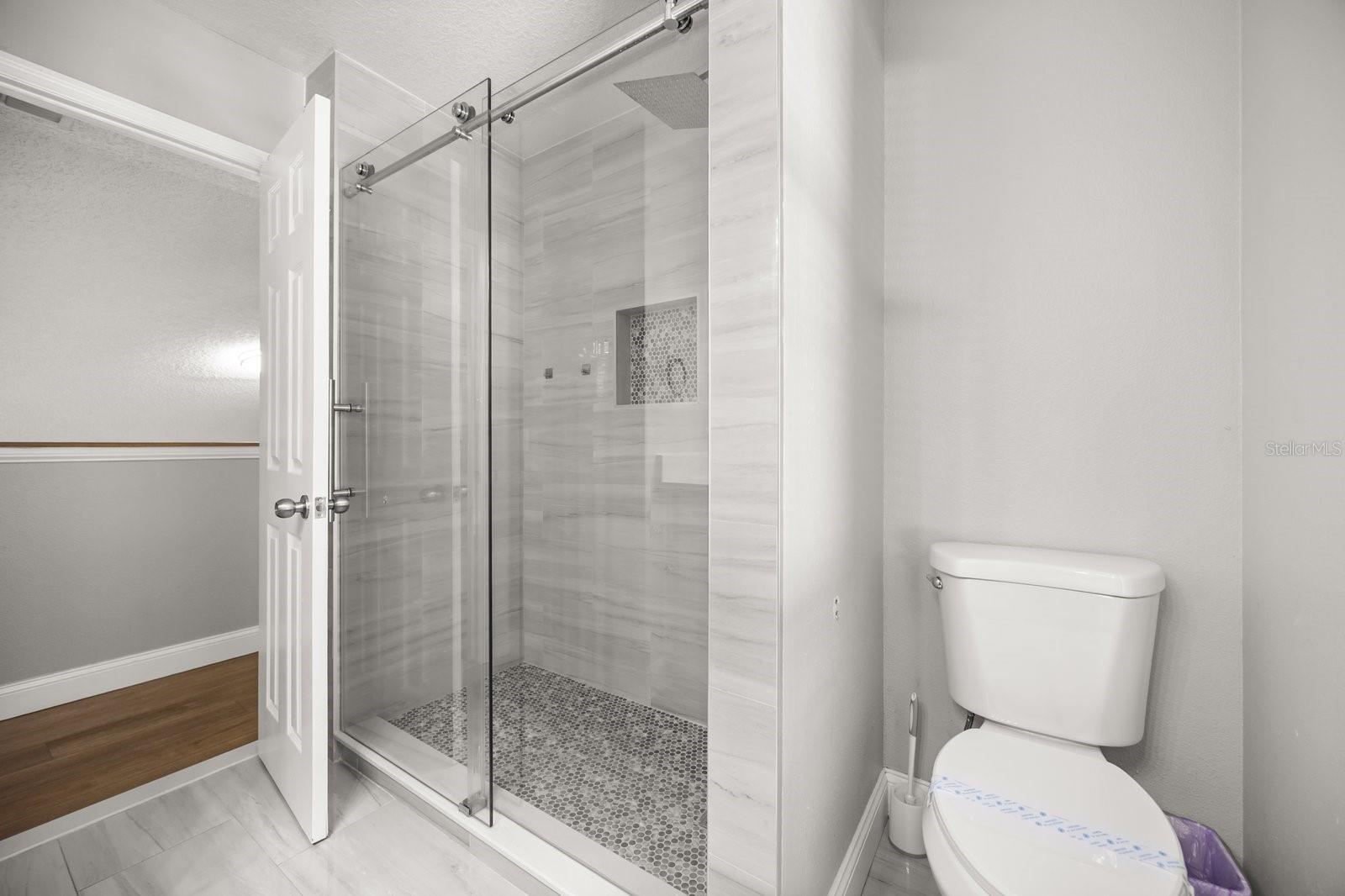 WHISPERING OAKS - Residential