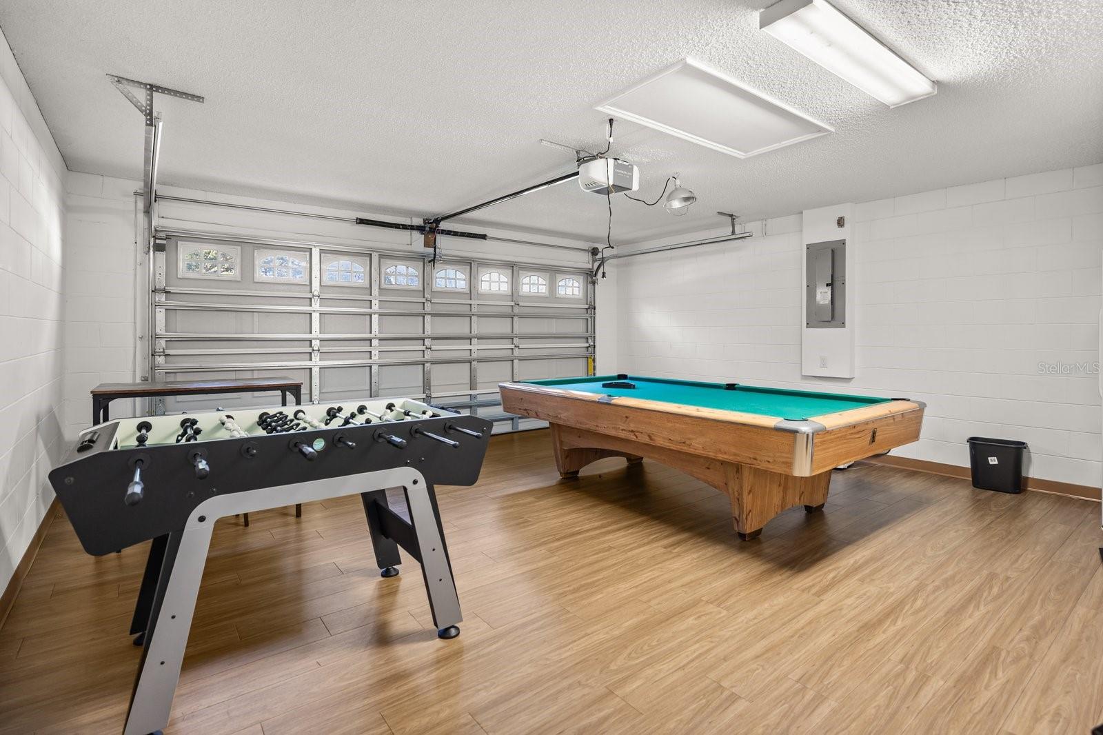 WHISPERING OAKS - Residential