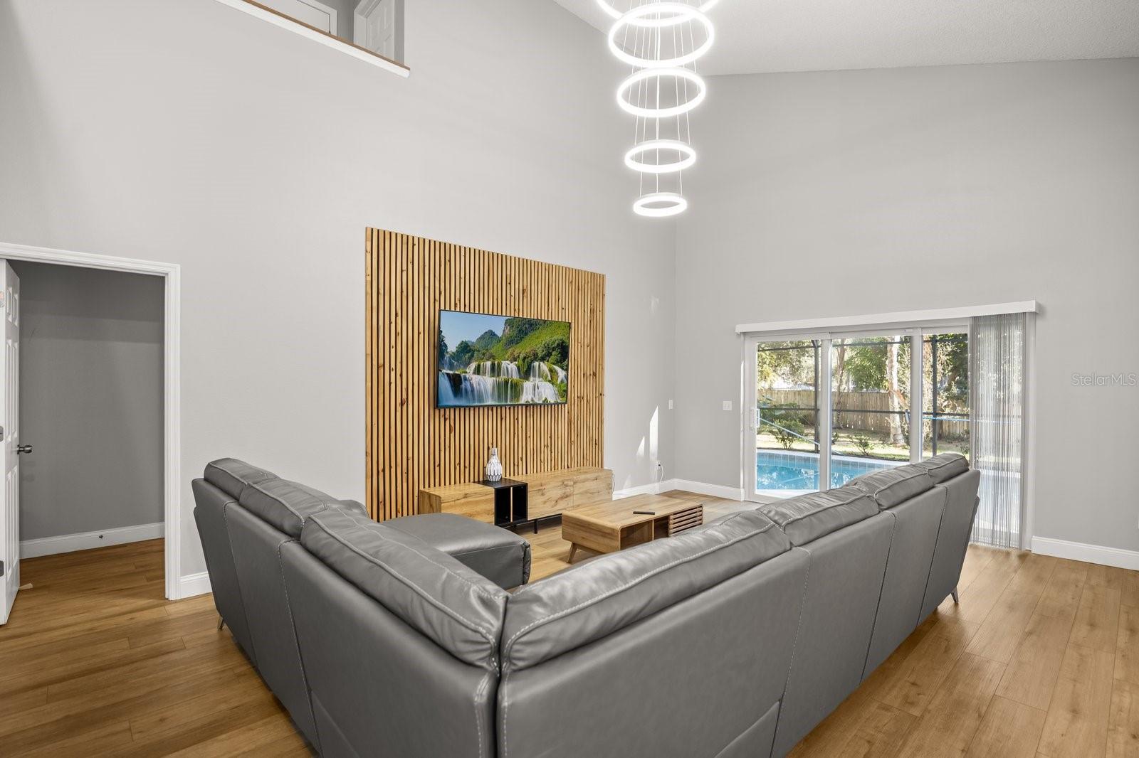 WHISPERING OAKS - Residential