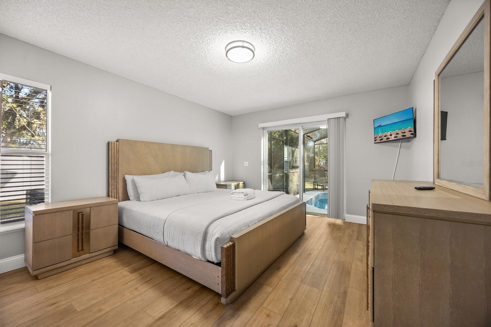 WHISPERING OAKS - Residential