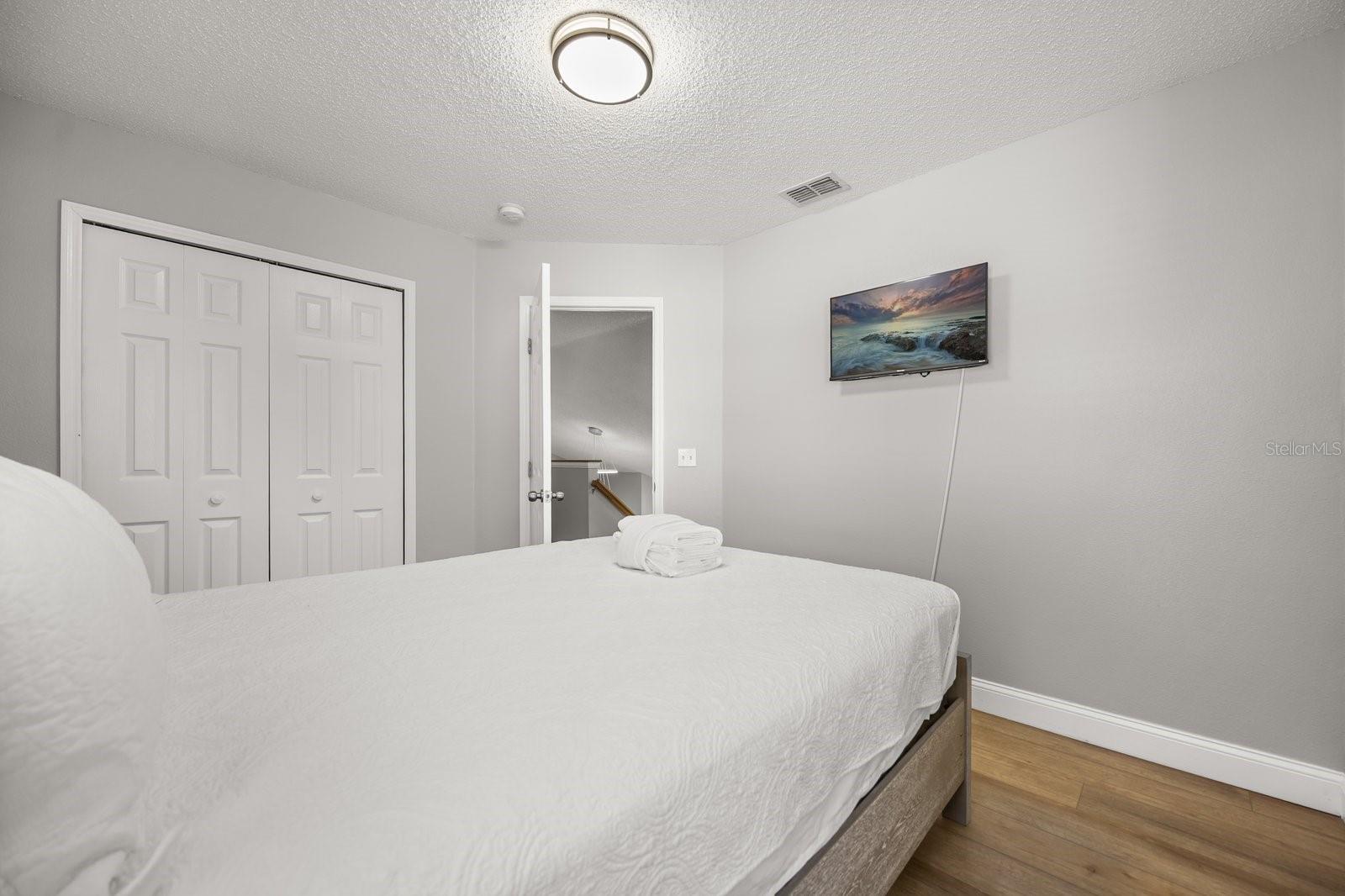 WHISPERING OAKS - Residential