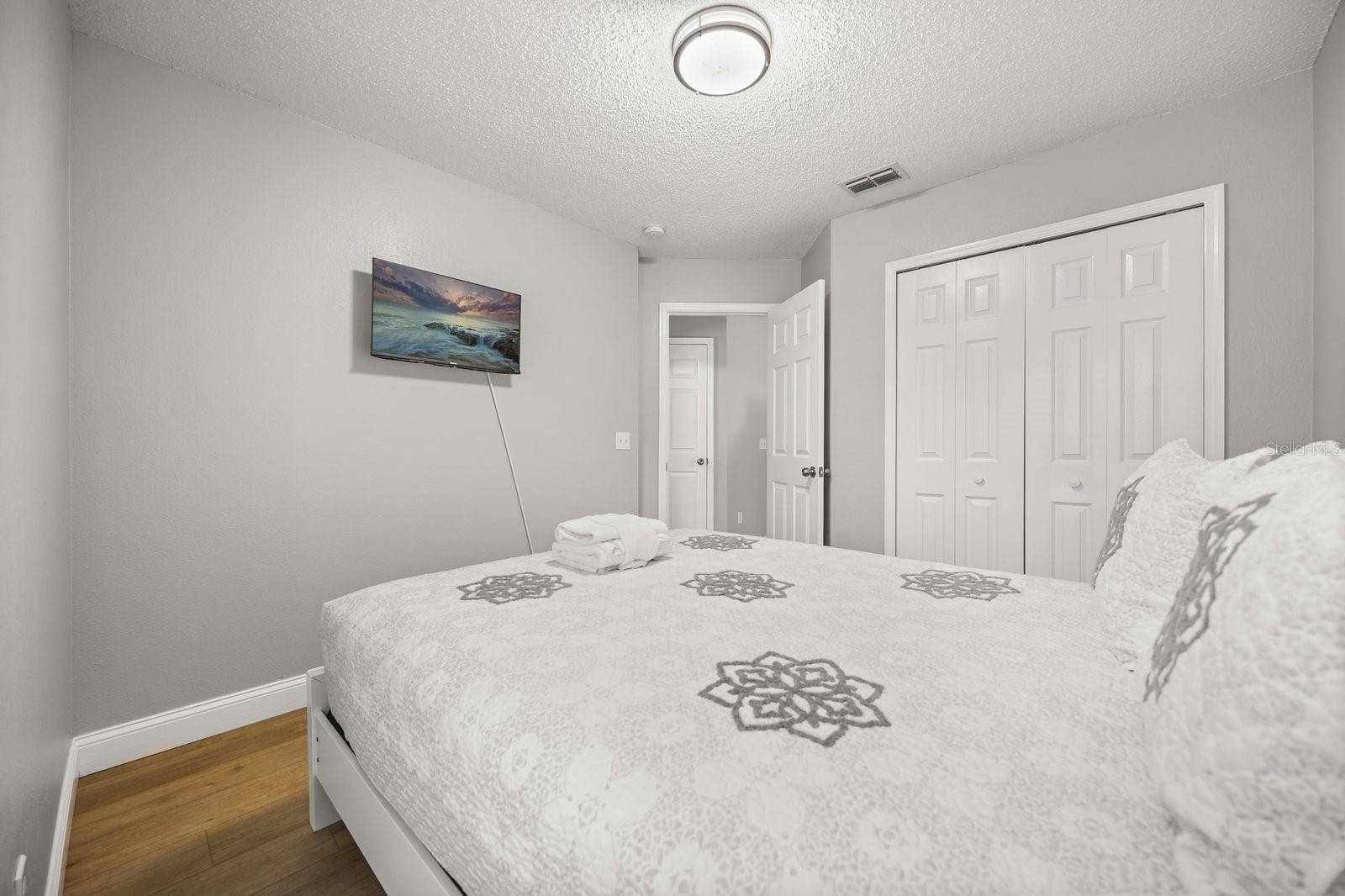 WHISPERING OAKS - Residential