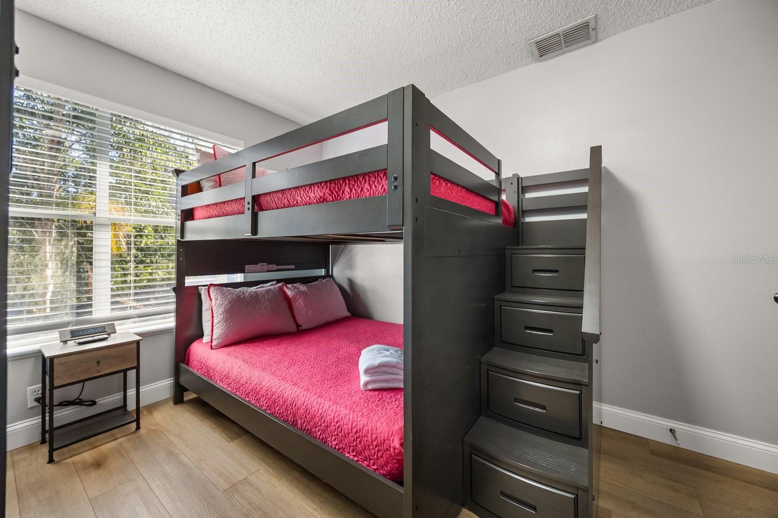 WHISPERING OAKS - Residential