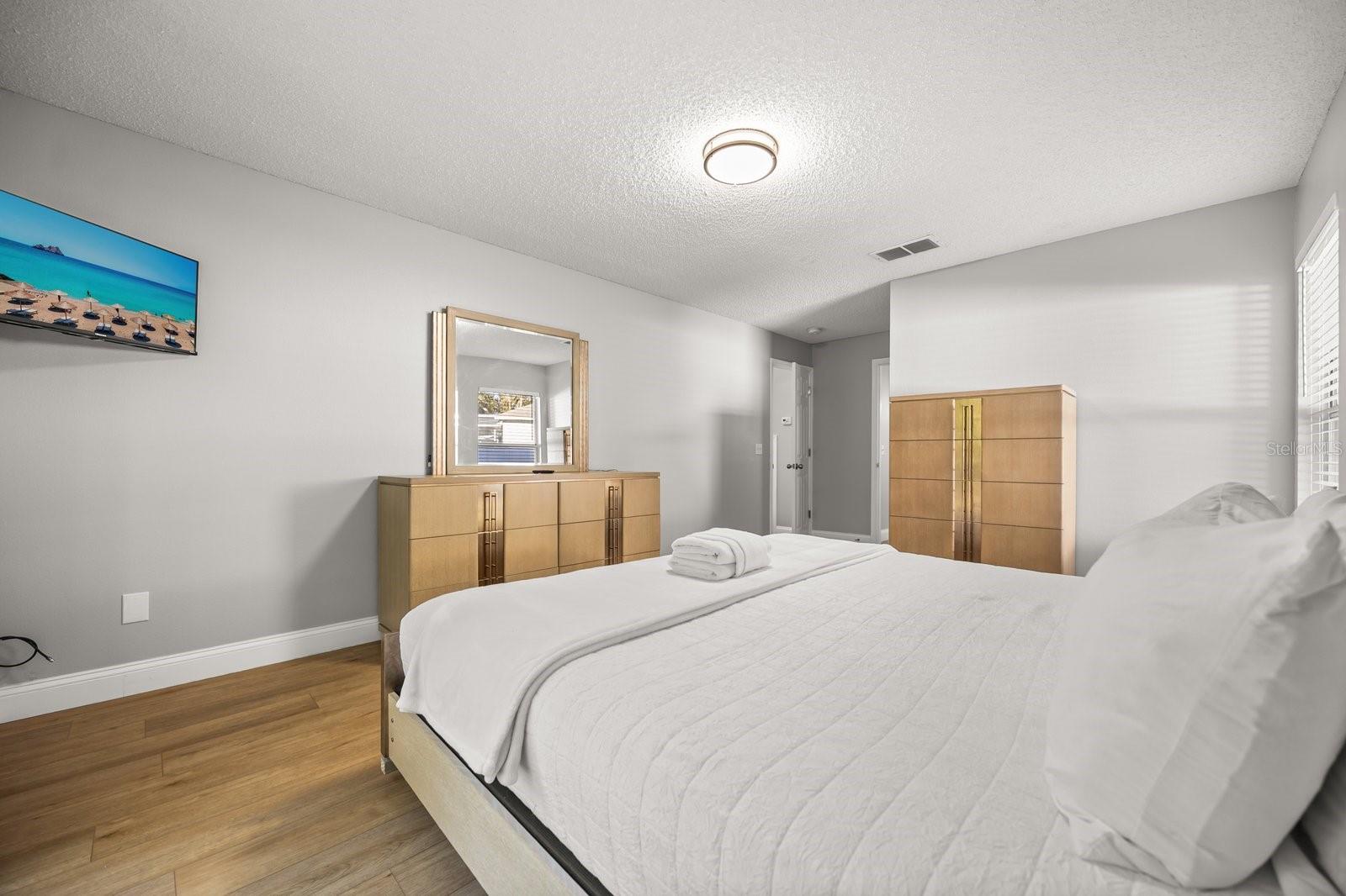 WHISPERING OAKS - Residential