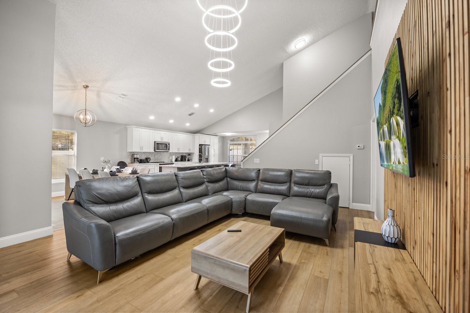 WHISPERING OAKS - Residential