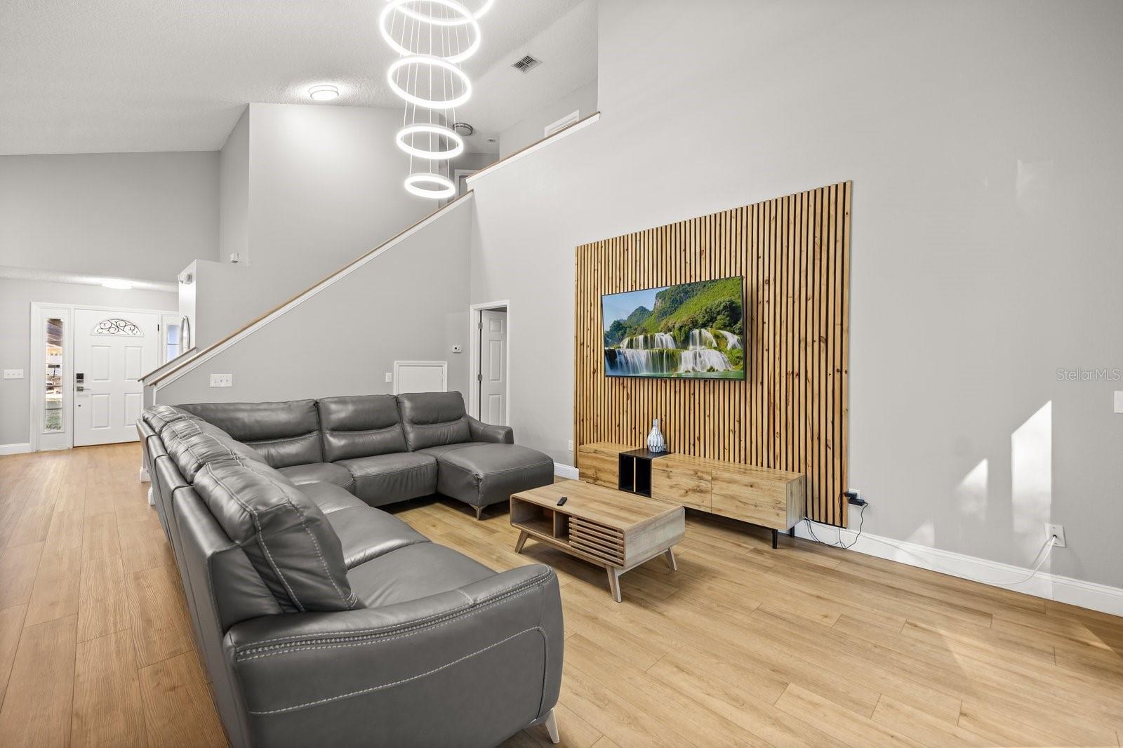 WHISPERING OAKS - Residential