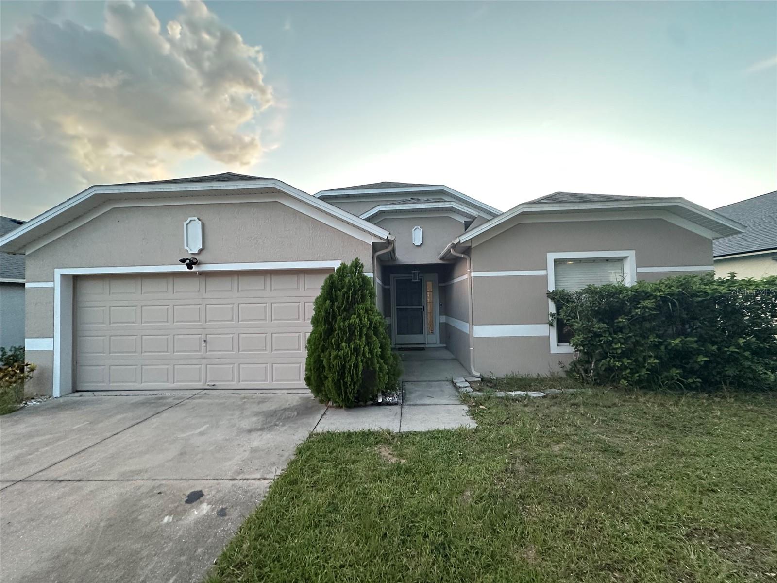 Looking for a beautiful and comfortable home in Davenport? This spacious 3-bedroom, 2-bathroom single-family home is ready for you! Located in a quiet, family-friendly neighborhood just minutes from shopping, schools, and close to I4 and near attraction.