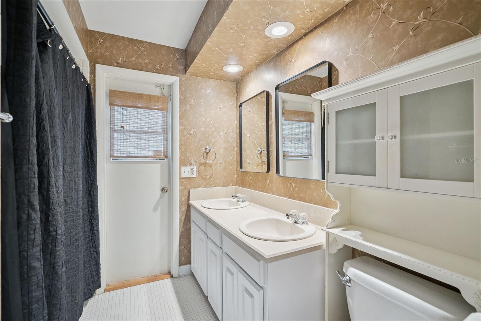 MEADOWS WEST THE - Residential