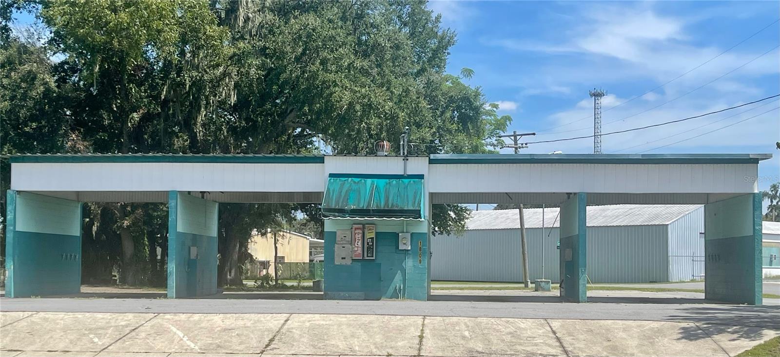Car wash with great visibility on the Historic North Magnolia Avenue.