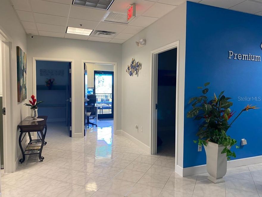 This beautiful and modern luxury office is ideal for your business. It features 4 fully furnished private spaces, two of which have direct access to an exclusive balcony, where you can enjoy natural light and a relaxed atmosphere, perfect for informal meetings or simply relaxing during the day. We are flexible and open to renting only 3 spaces at a lower, negotiable price. Each office is decorated with high-end furniture and contemporary design, offering a professional and productive environment. The suite includes a kitchenette equipped with a microwave, coffee maker, refrigerator, and ample storage space. Additionally, you will have access to an ergonomic conference room, ideal for business meetings and successful presentations. Located in a central and highly sought-after business district, this office is surrounded by excellent dining options, supermarkets, financial centers, and all the essential services your business needs to operate with comfort and efficiency. available now!!