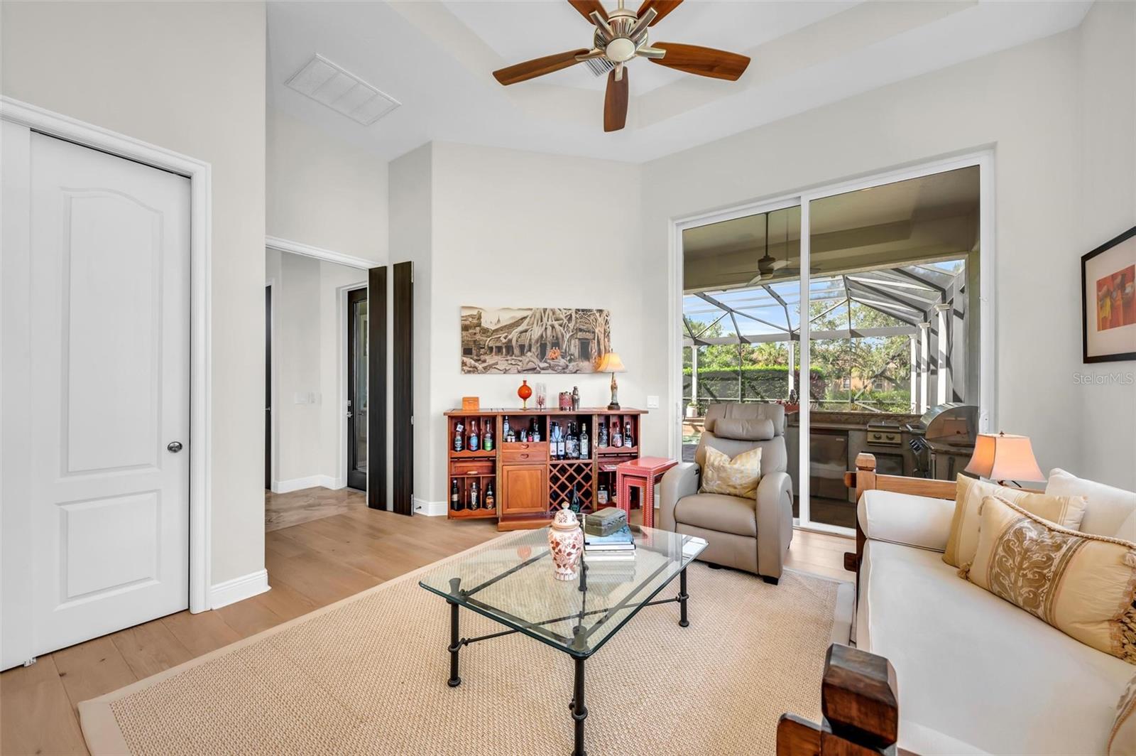 FOUNDERS CLUB - Residential