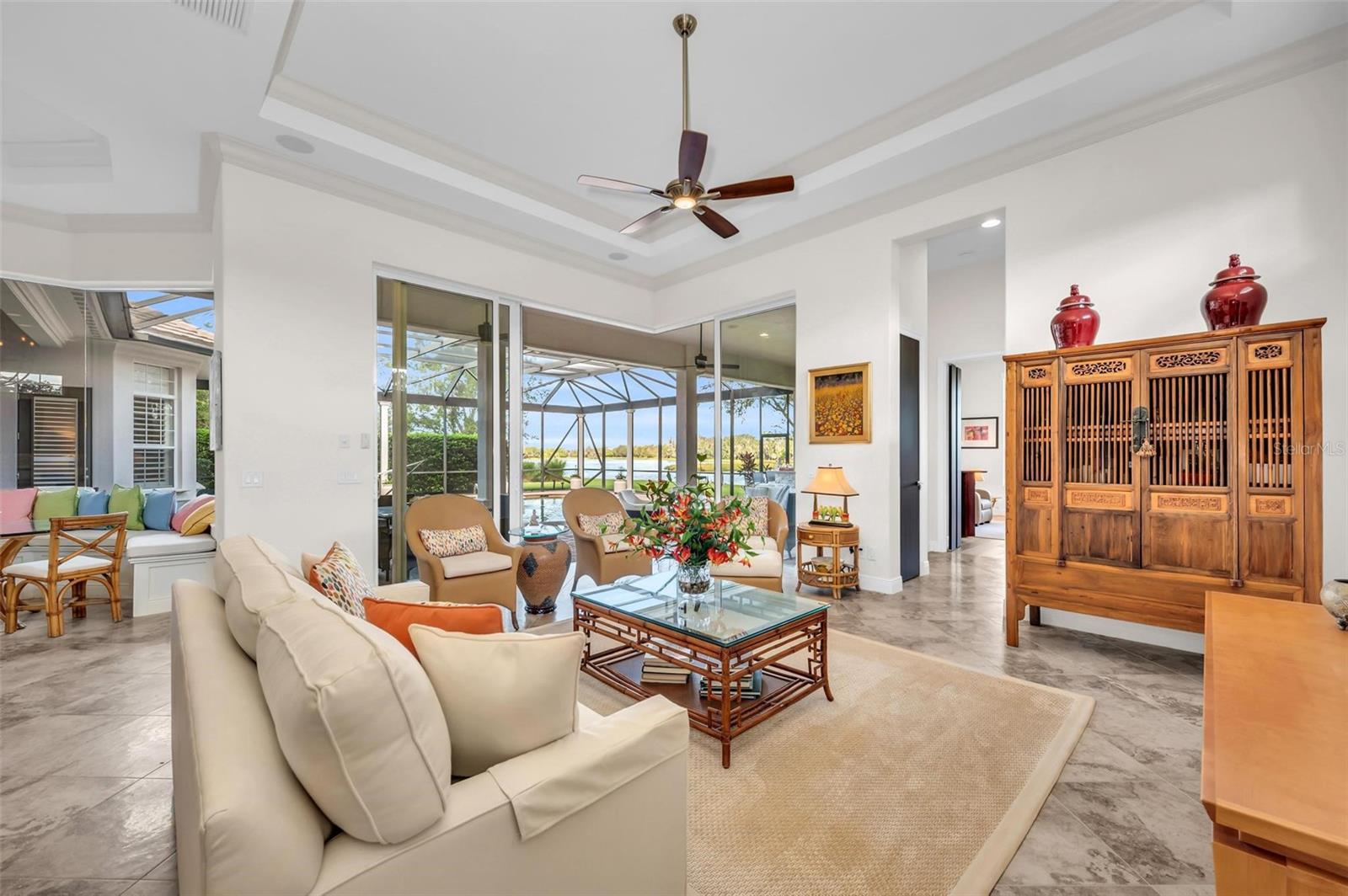 FOUNDERS CLUB - Residential