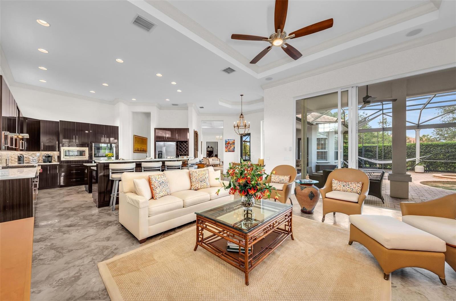 FOUNDERS CLUB - Residential