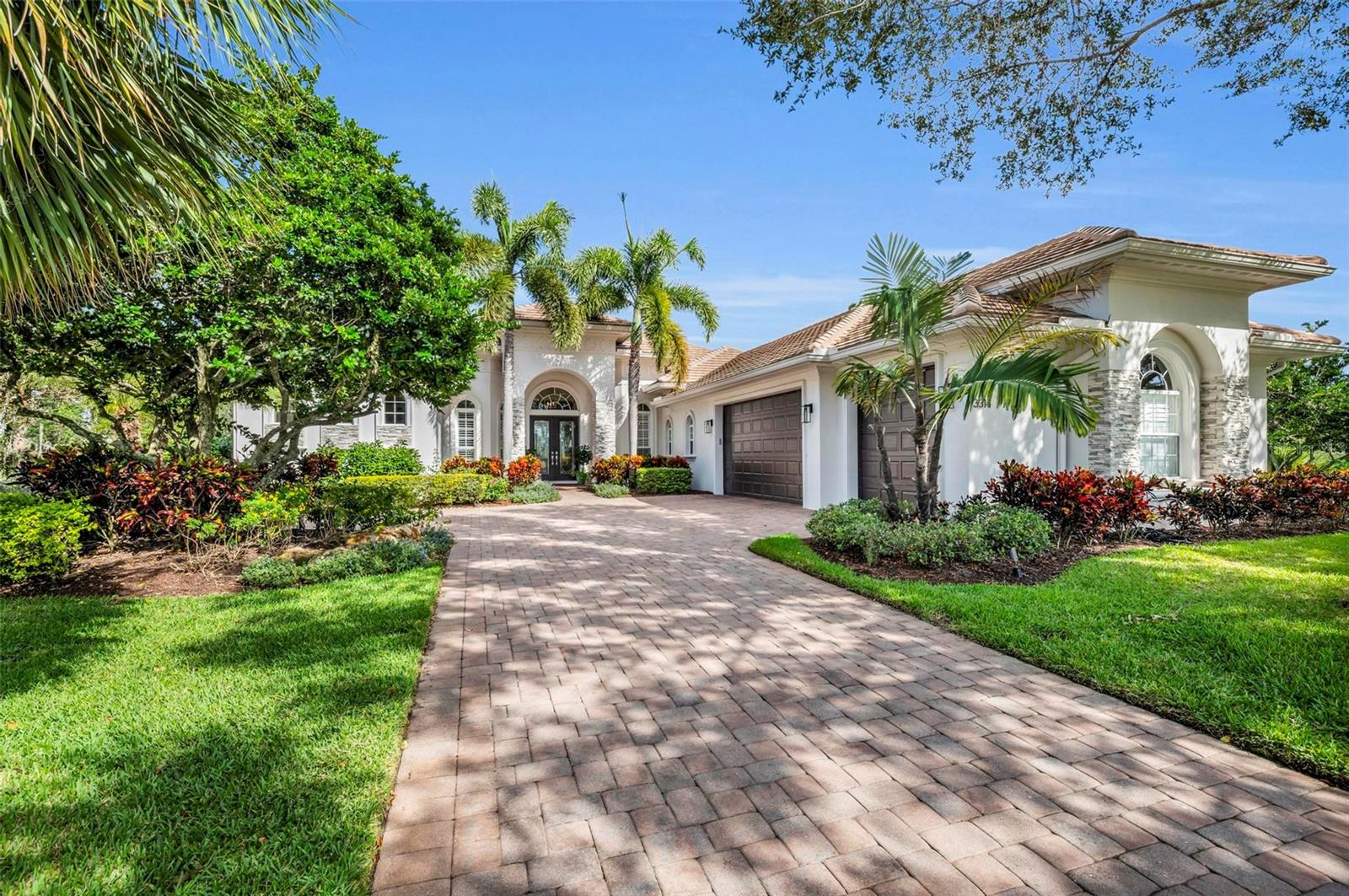 FOUNDERS CLUB - Residential