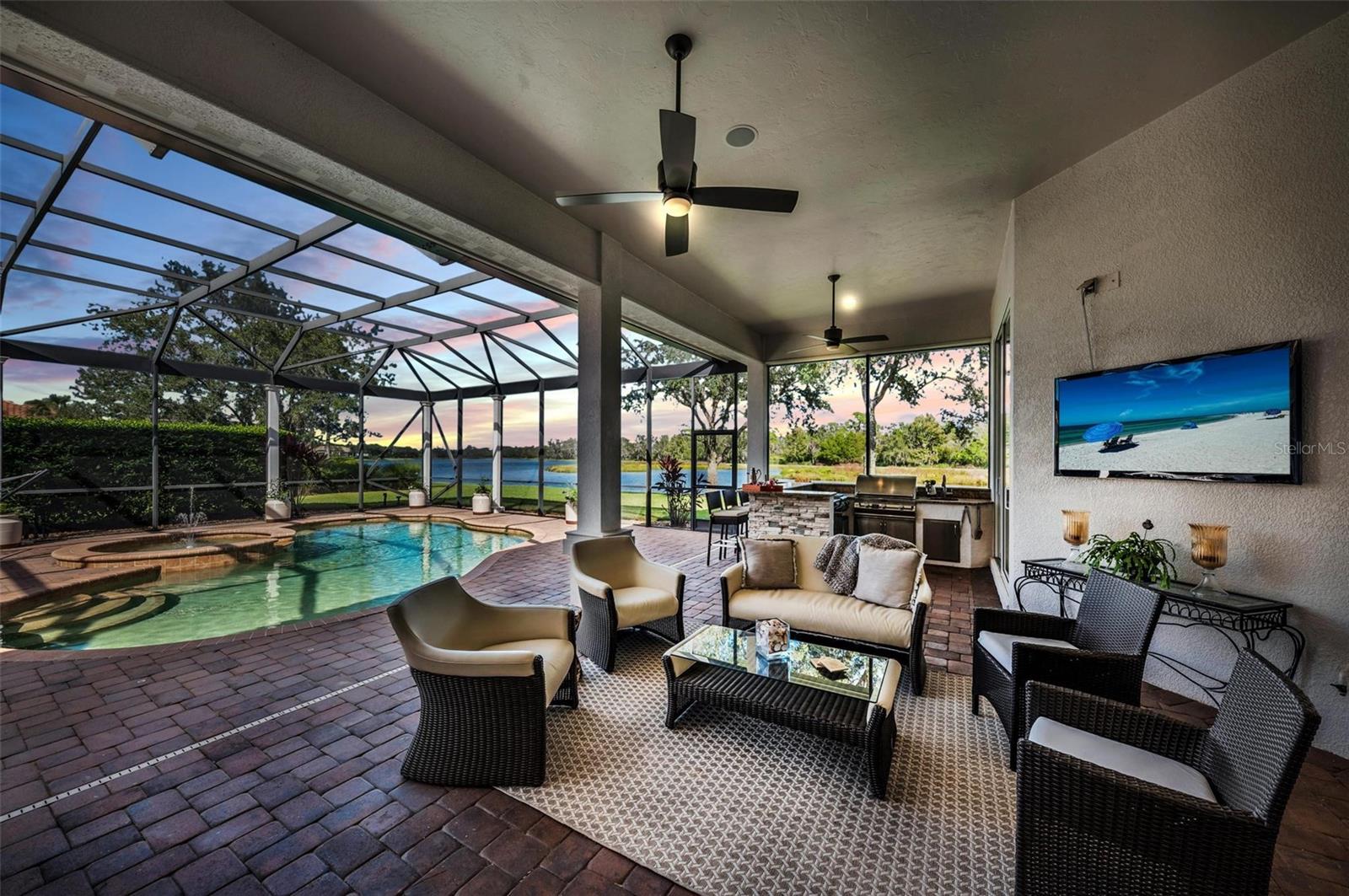 FOUNDERS CLUB - Residential