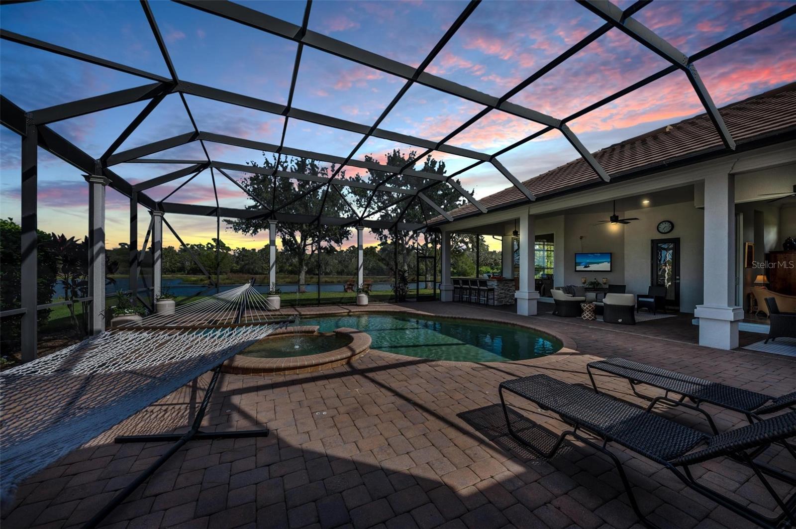 FOUNDERS CLUB - Residential