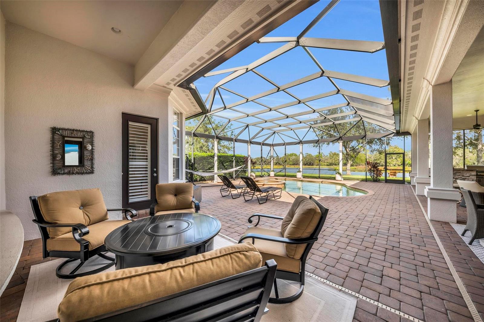 FOUNDERS CLUB - Residential