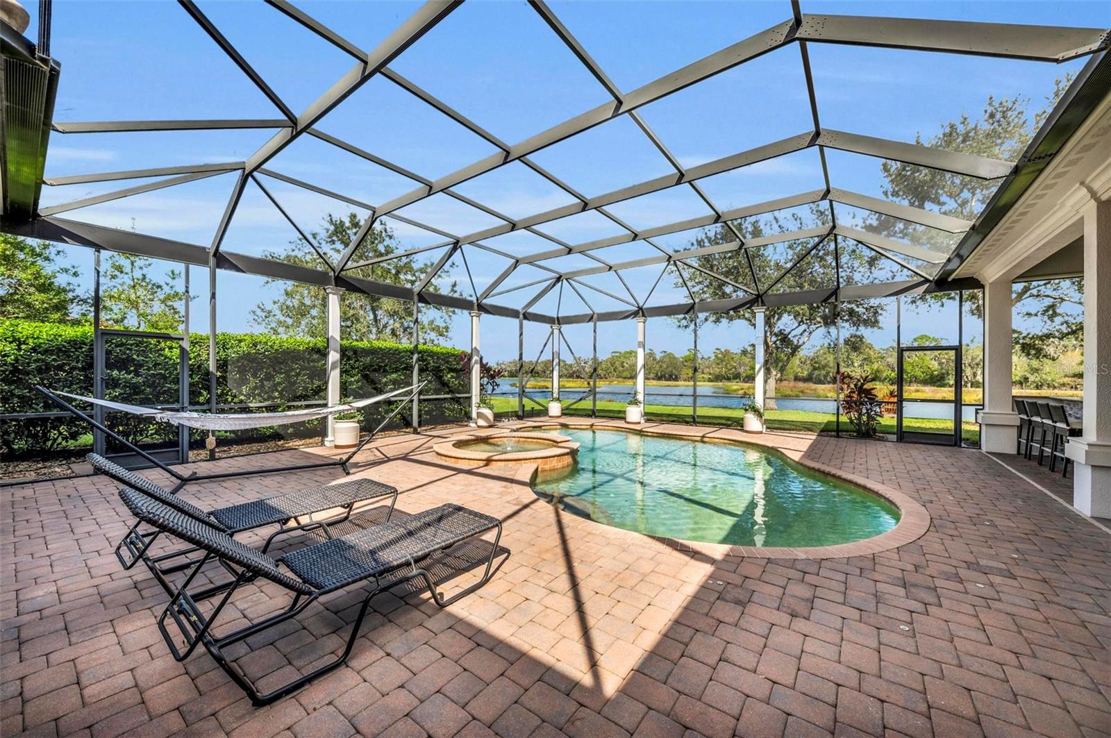 FOUNDERS CLUB - Residential