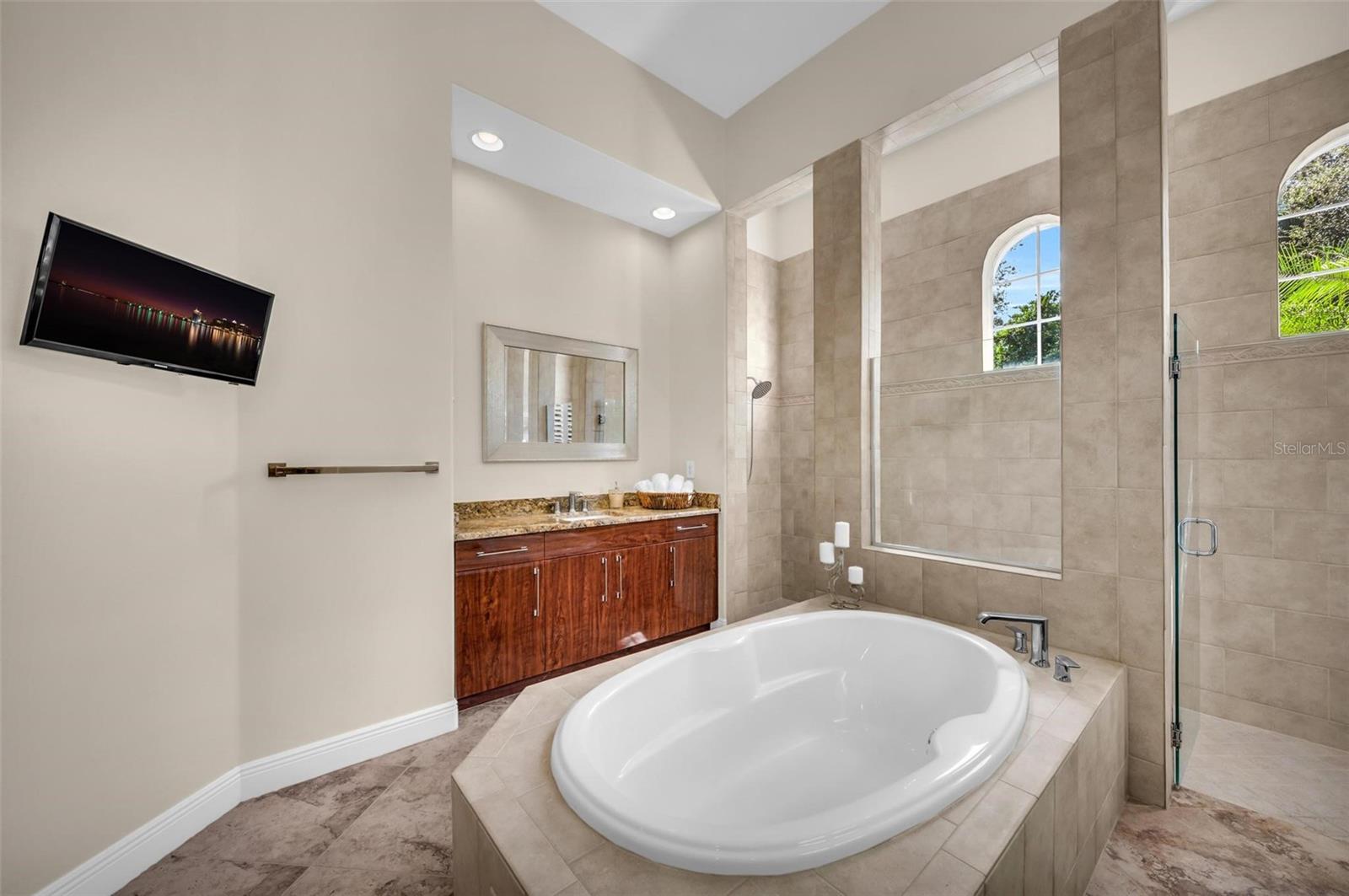 FOUNDERS CLUB - Residential