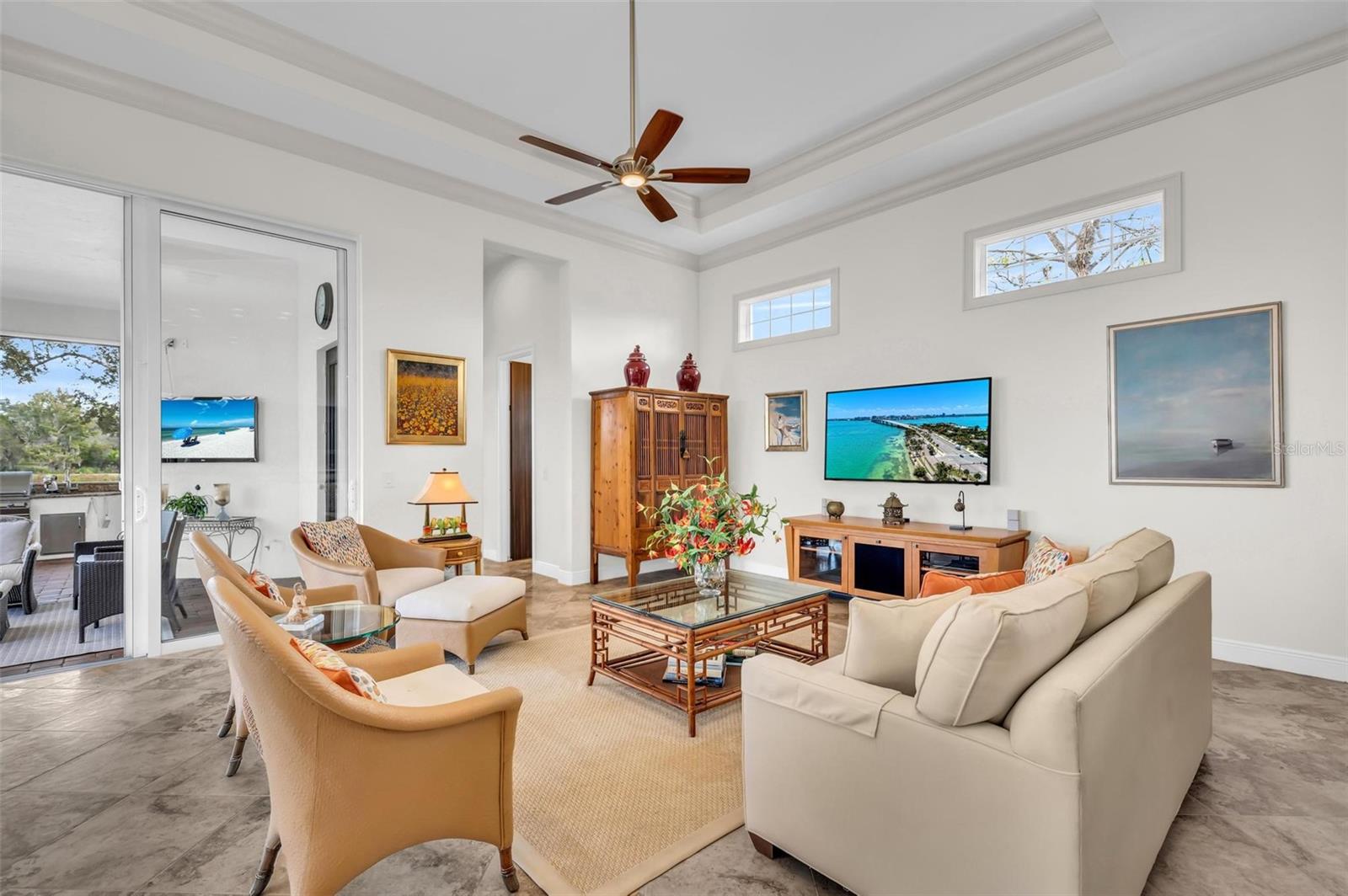 FOUNDERS CLUB - Residential