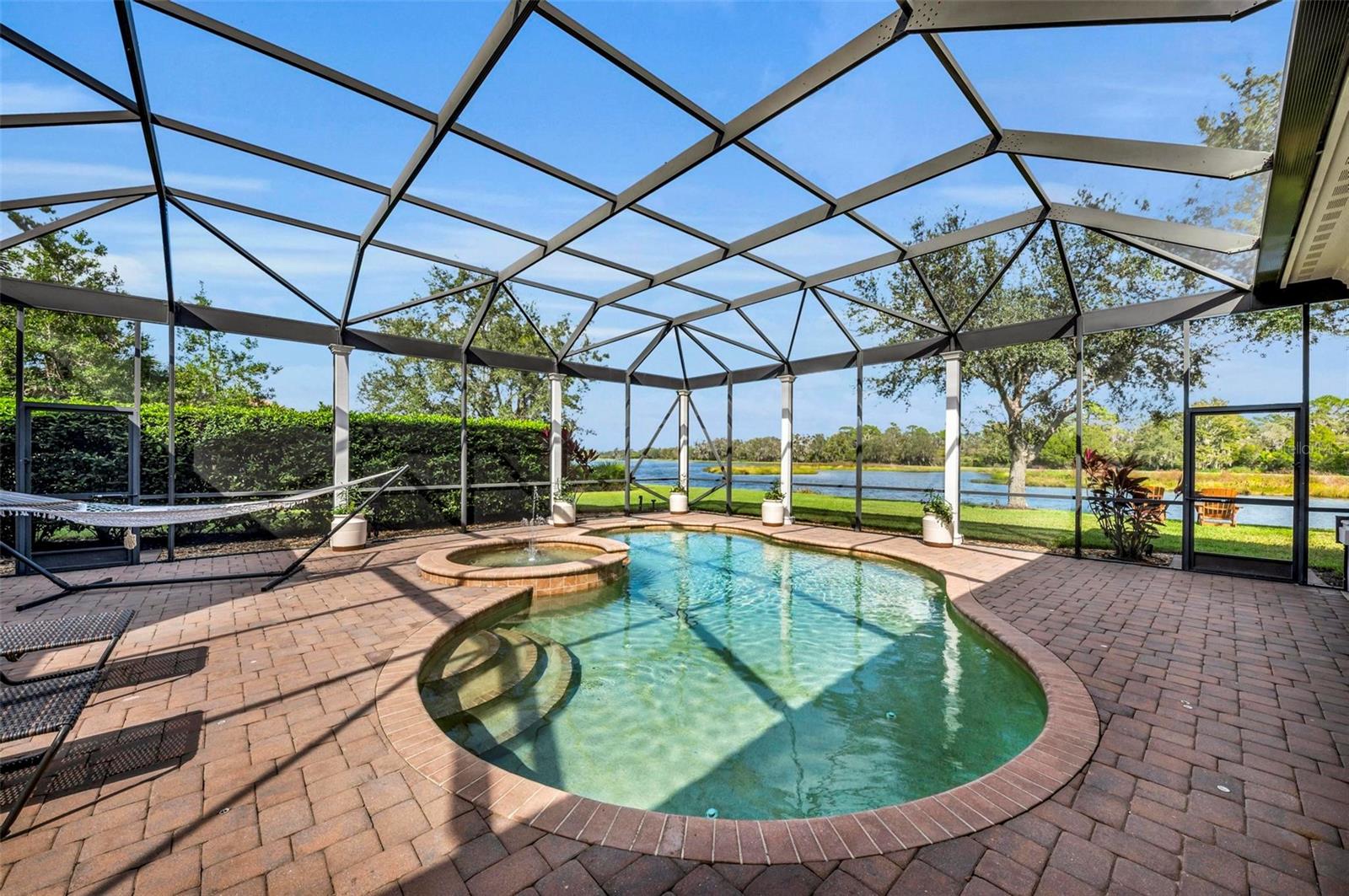 FOUNDERS CLUB - Residential