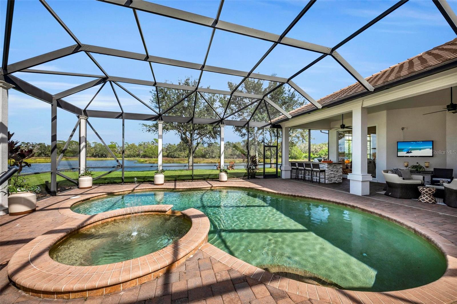 FOUNDERS CLUB - Residential