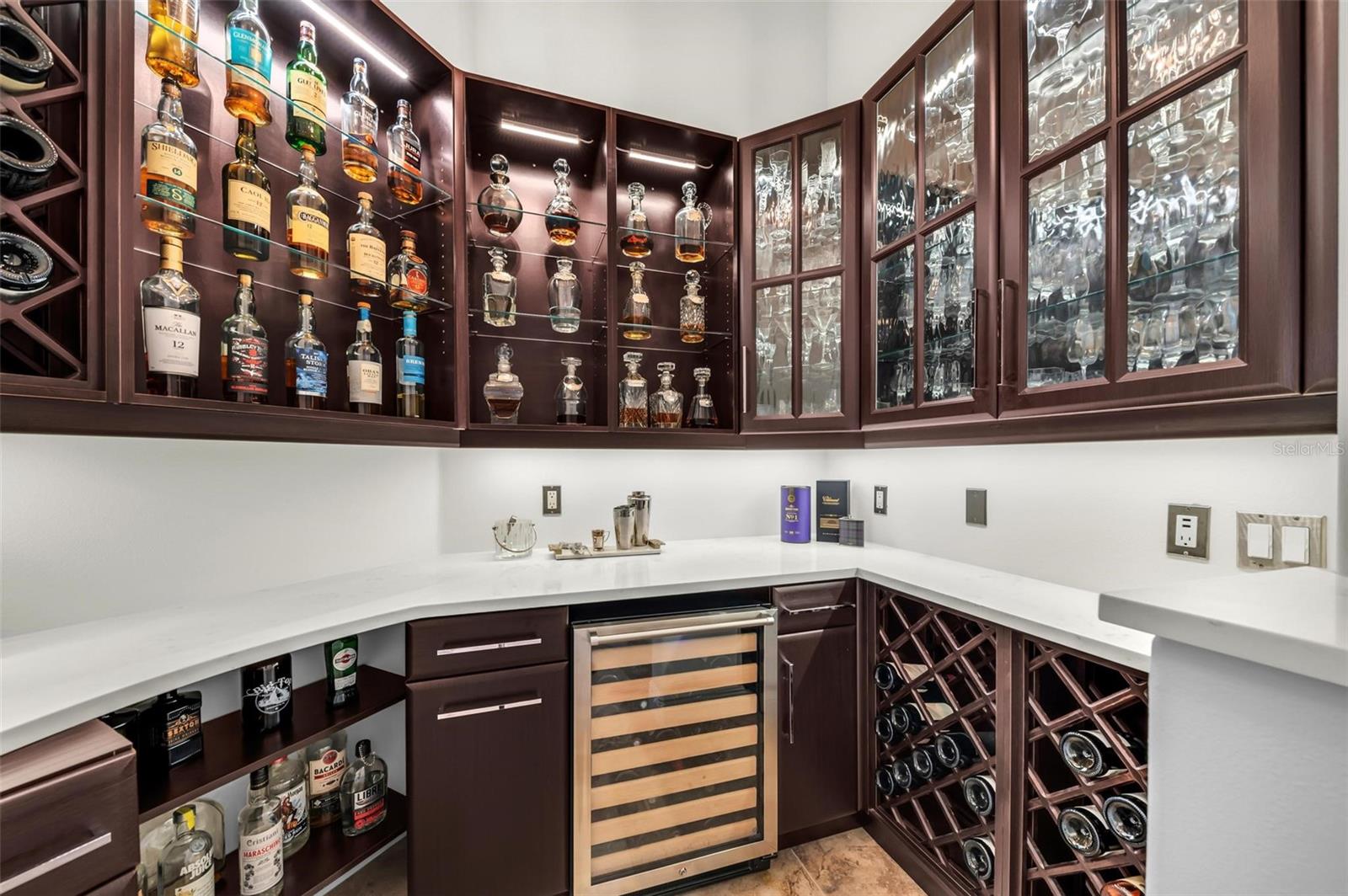 FOUNDERS CLUB - Residential