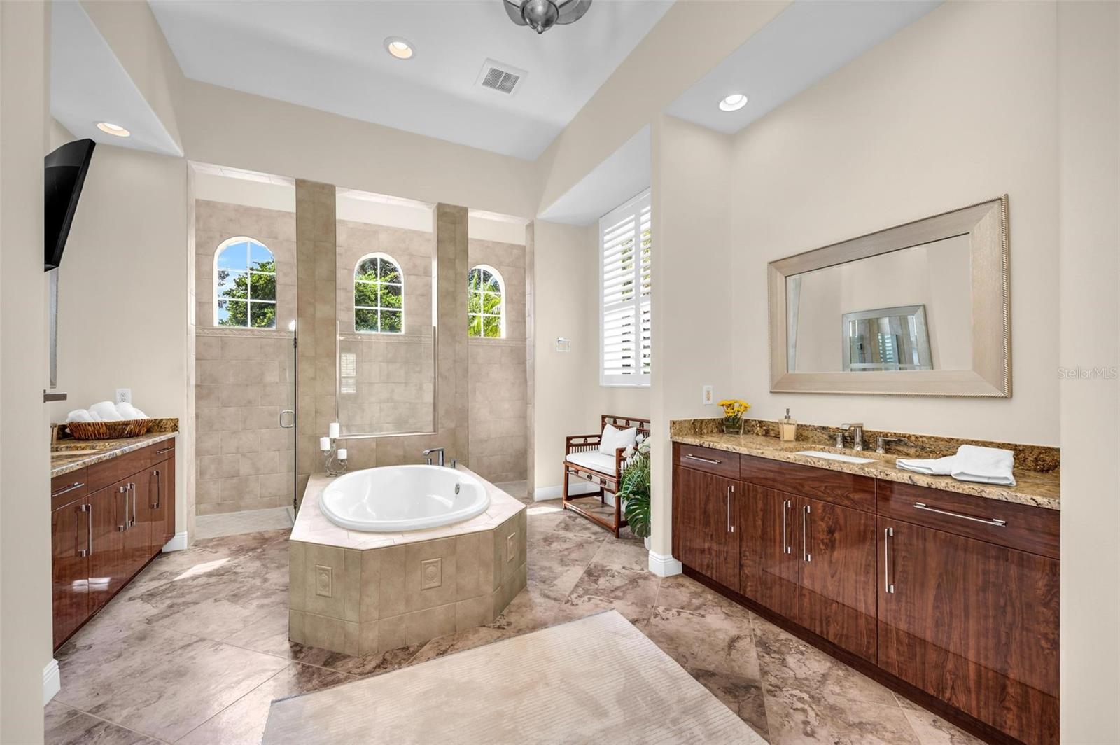 FOUNDERS CLUB - Residential