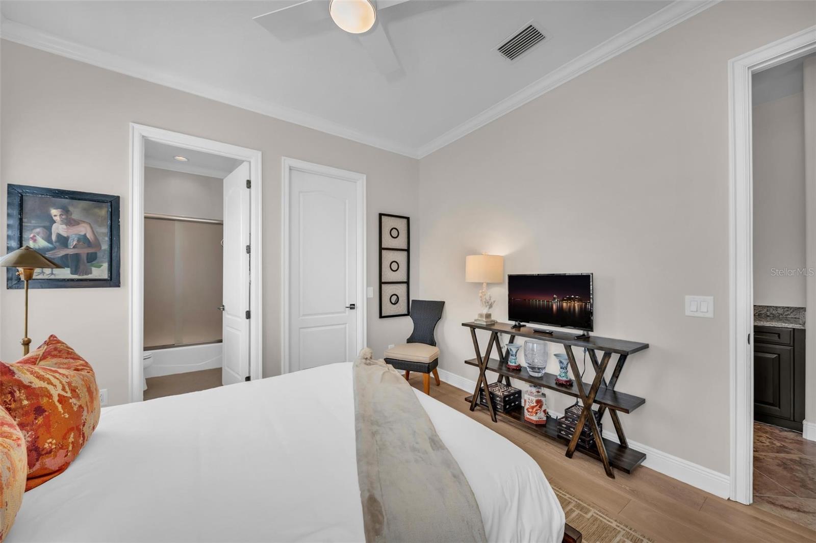 FOUNDERS CLUB - Residential